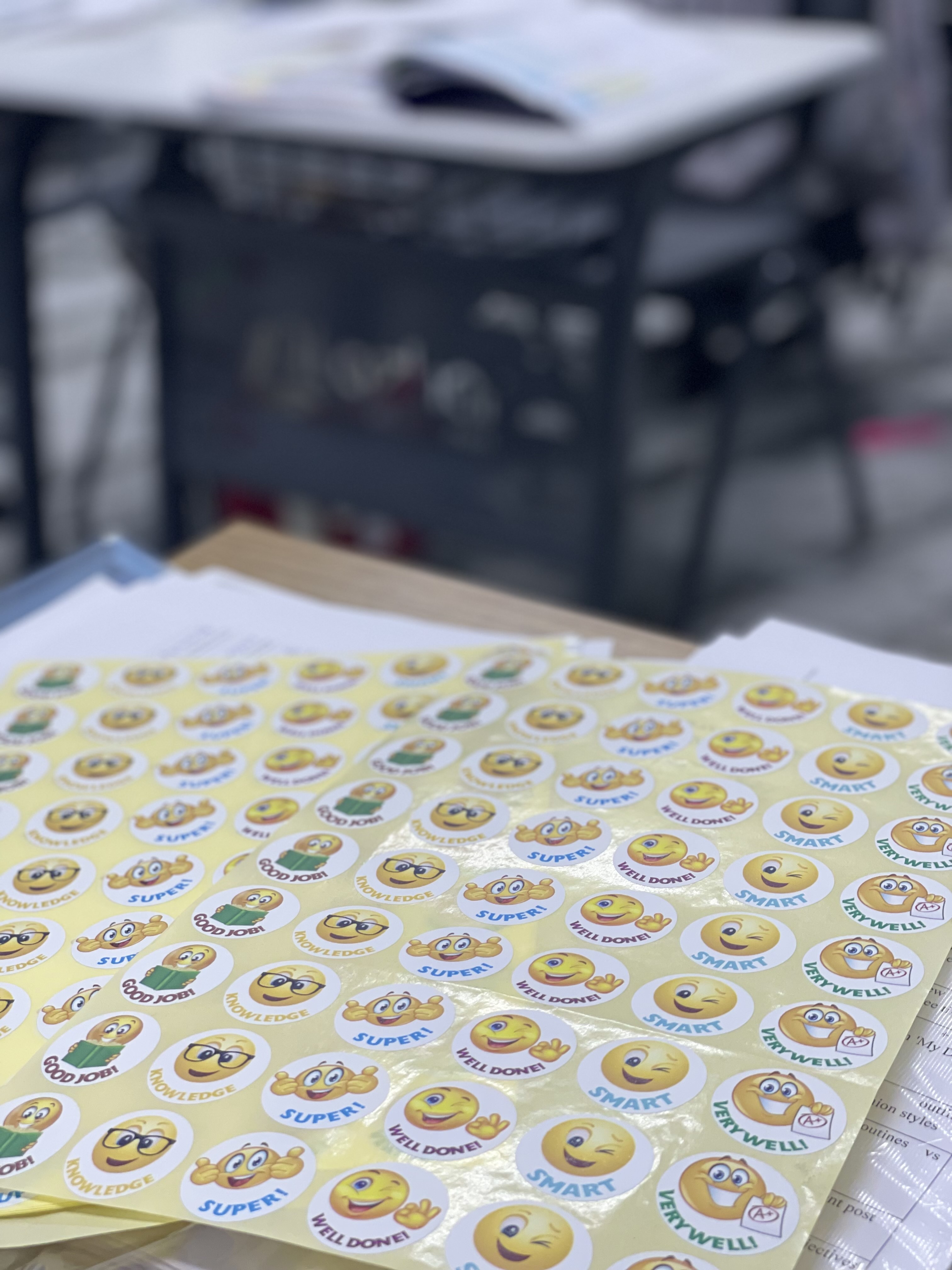 Emoji stikerlari, 1 varaqda 54 dona, ruscha + o‘zbekcha