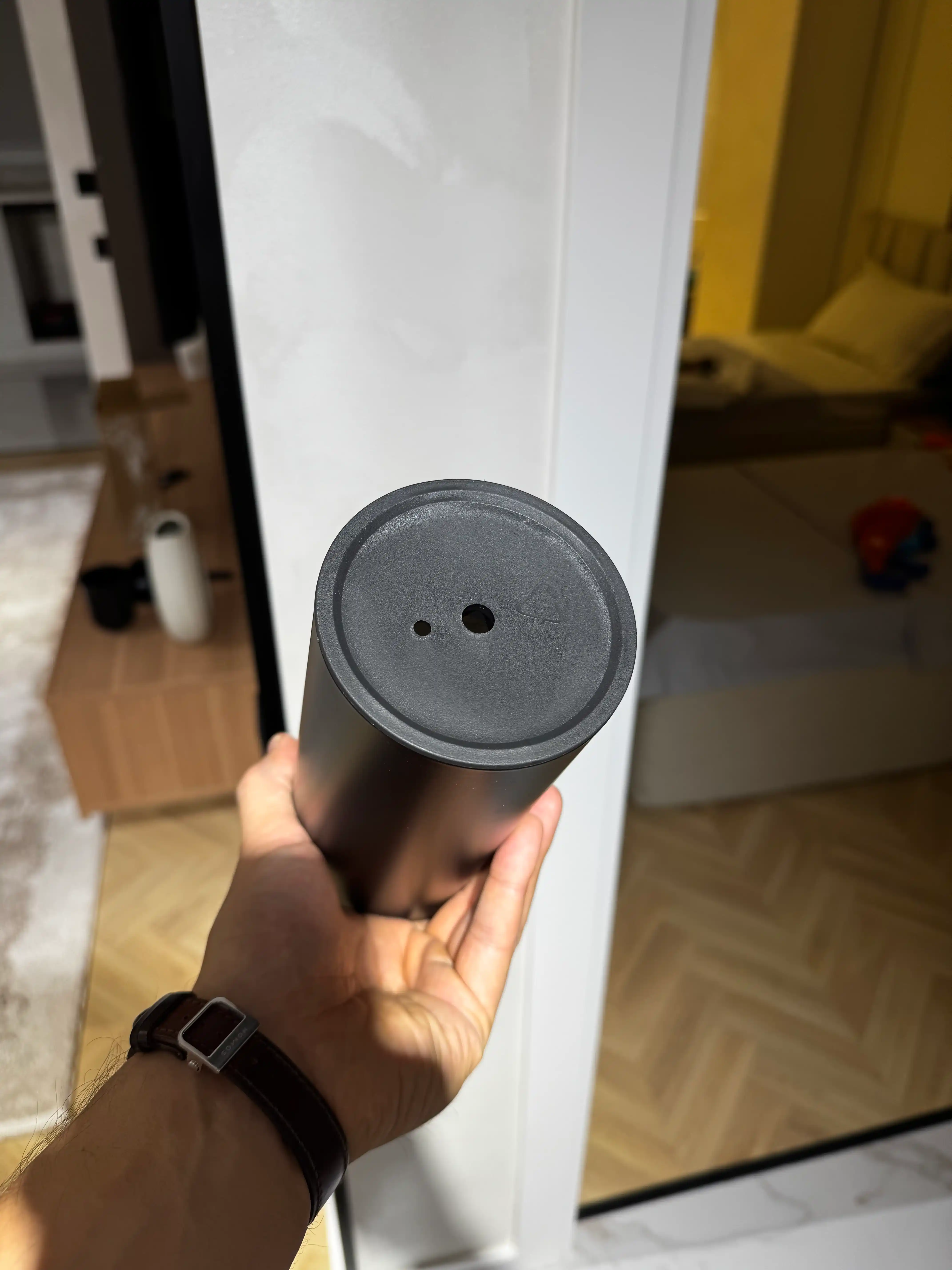 Unitazni tozalash uchun mo‘ljallangan cho‘tka, qopqog‘i bilan