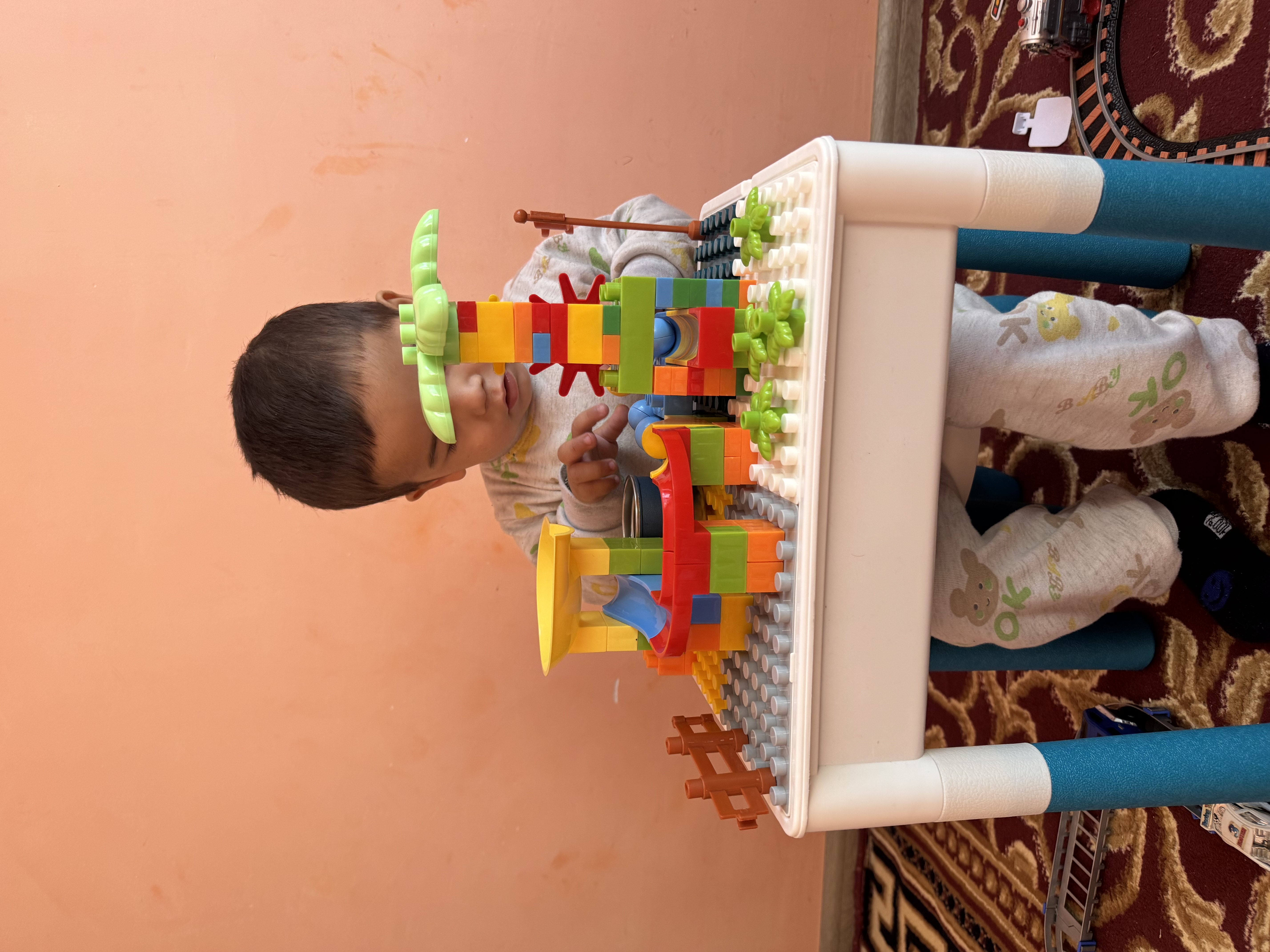 Bolalar stoli va stul, to‘plamda lego kubiklari bilan