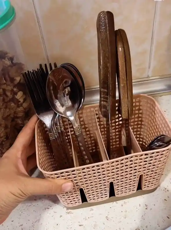 Qoshiq, vilka va pichoqlar uchun lotok, oshxona anjomlari uchun quritgich