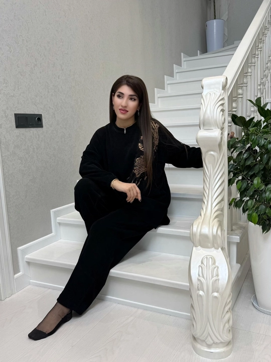 Ayollar ikkiligi 44 dan 50 gacha bo‘lgan o‘lchamlarga mos keladi, standart katta o‘lchamdagi baxmaldan tayyorlangan.