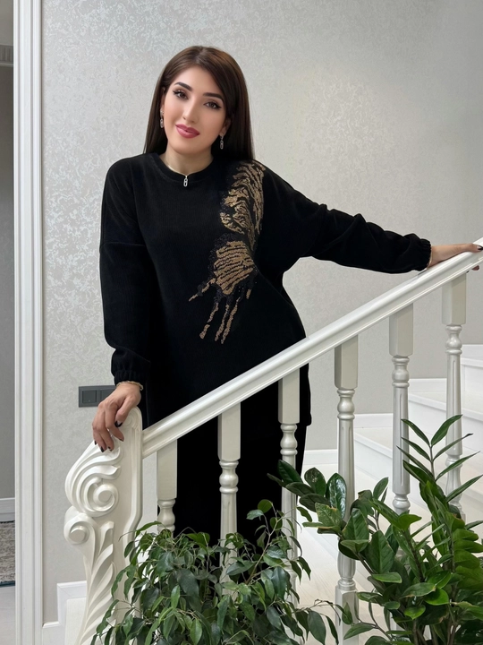 Ayollar ikkiligi 44 dan 50 gacha bo‘lgan o‘lchamlarga mos keladi, standart katta o‘lchamdagi baxmaldan tayyorlangan.