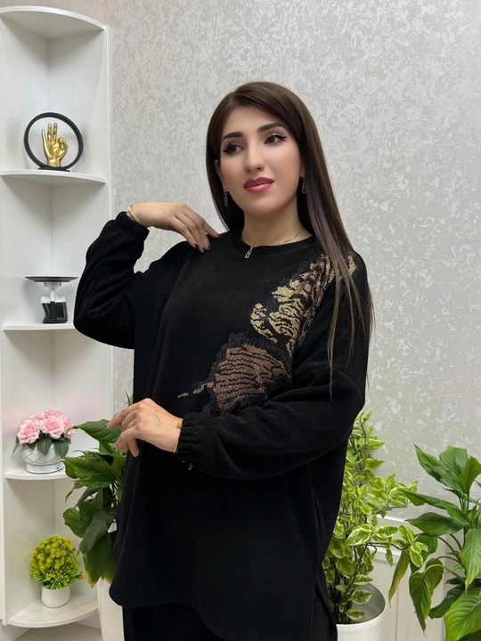 Ayollar ikkiligi 44 dan 50 gacha bo‘lgan o‘lchamlarga mos keladi, standart katta o‘lchamdagi baxmaldan tayyorlangan.