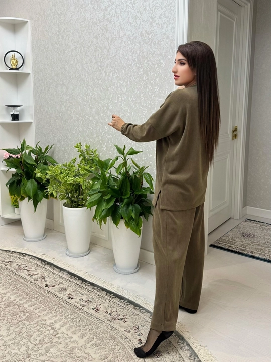 Ayollar ikkiligi 44 dan 50 gacha bo‘lgan o‘lchamlarga mos keladi, standart katta o‘lchamdagi baxmaldan tayyorlangan.