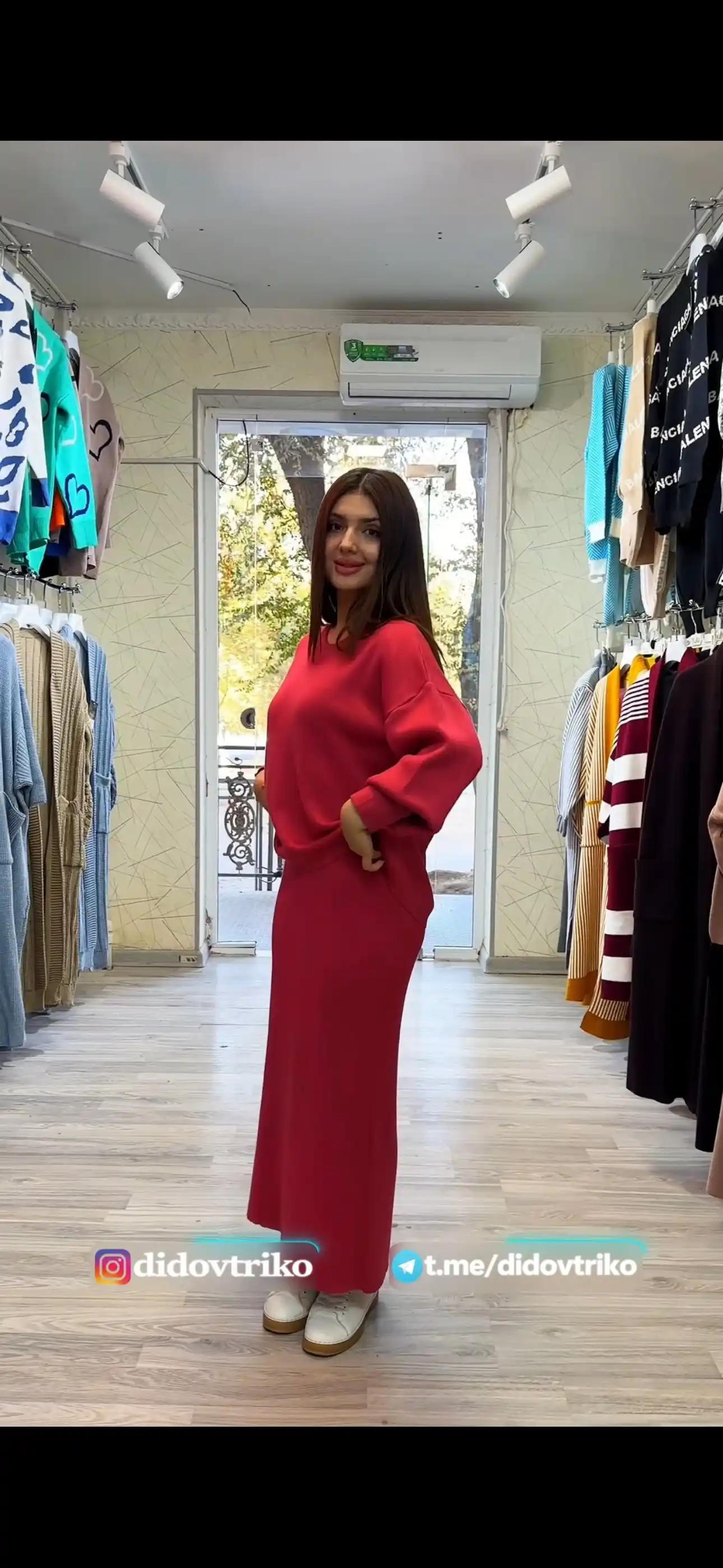 Ayollar uchun to‘qilgan sviter va uzun ko‘ylakli komplekt