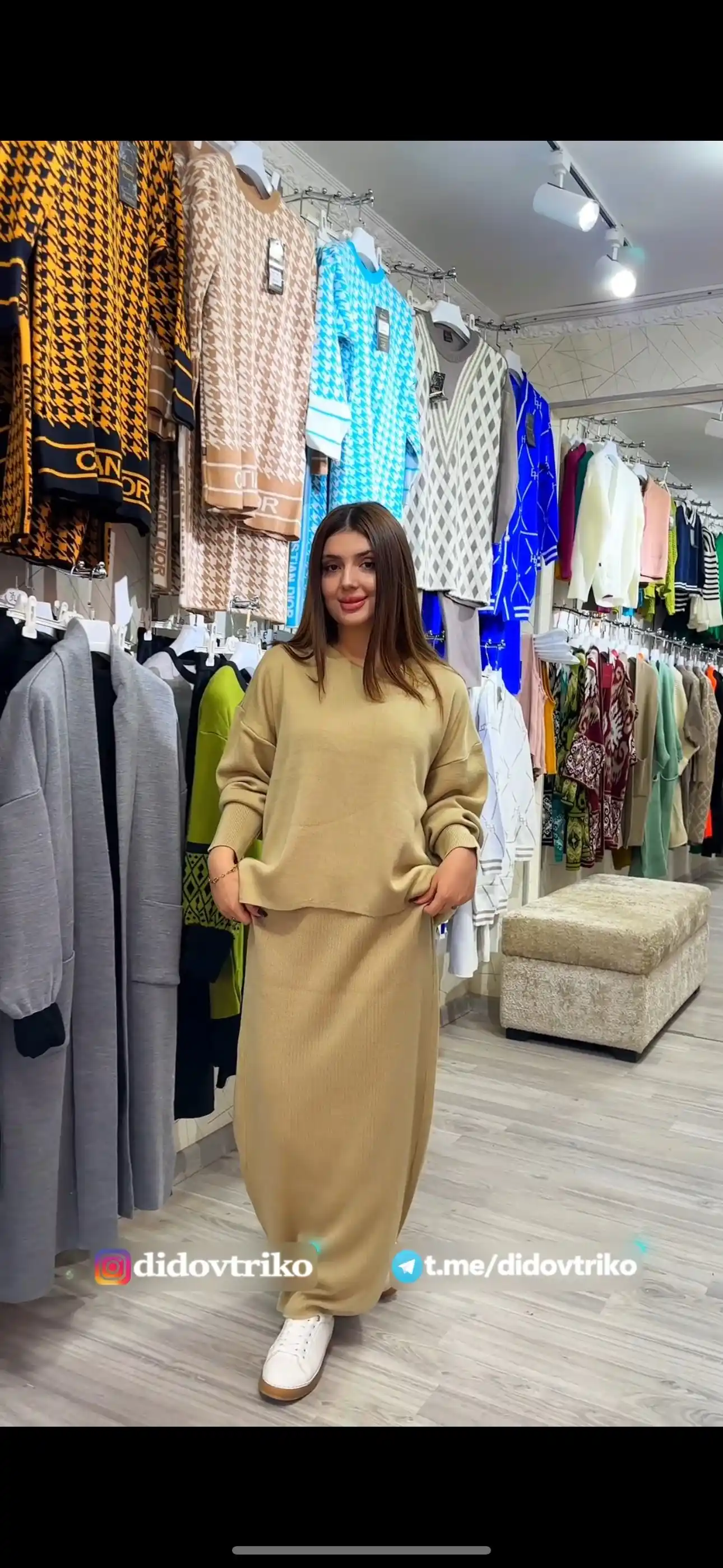Ayollar uchun to‘qilgan sviter va uzun ko‘ylakli komplekt