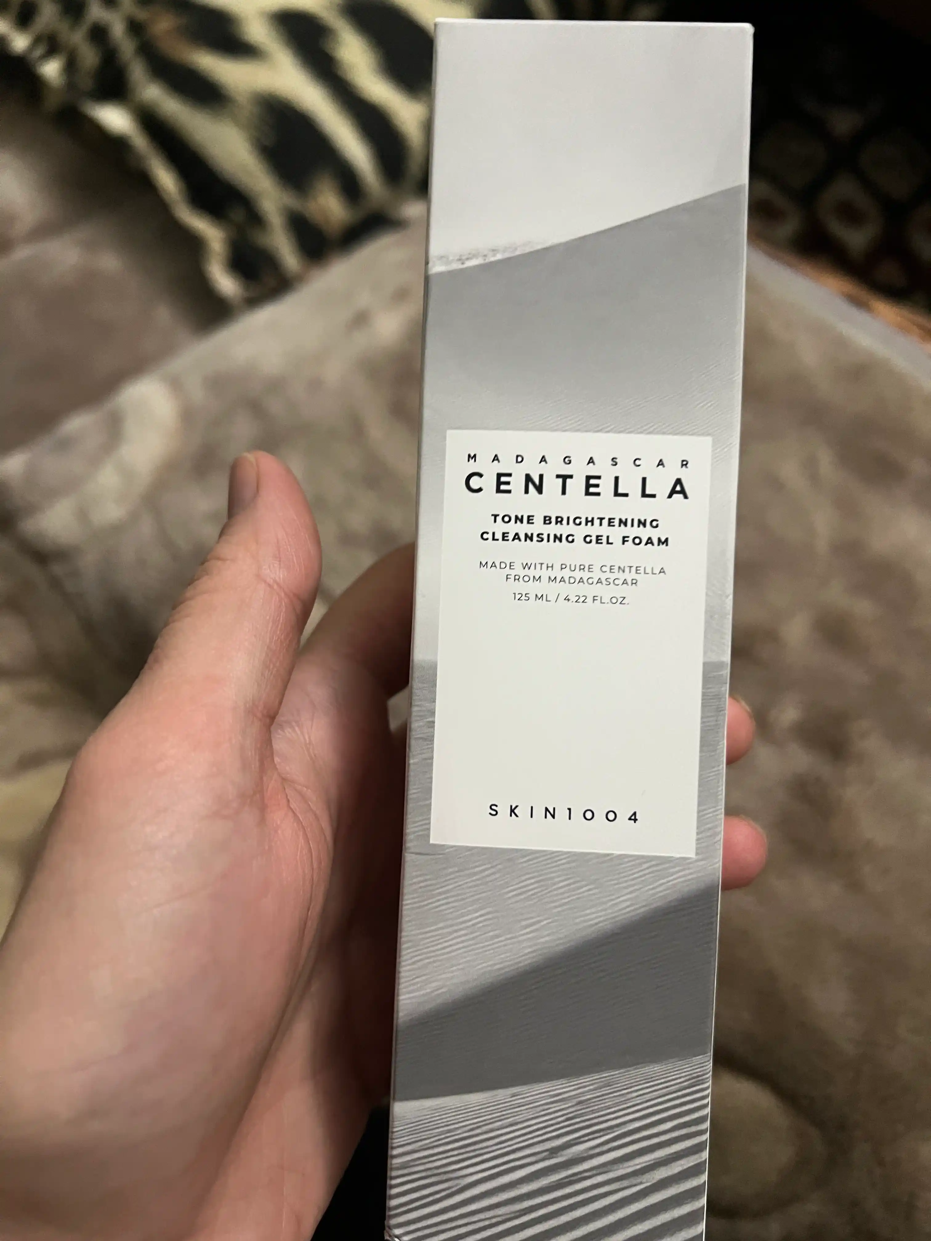 Oqartiruvchi gel ko'pik SKIN1004 Madagascar Centella Tone Brightening Cleansing Gel