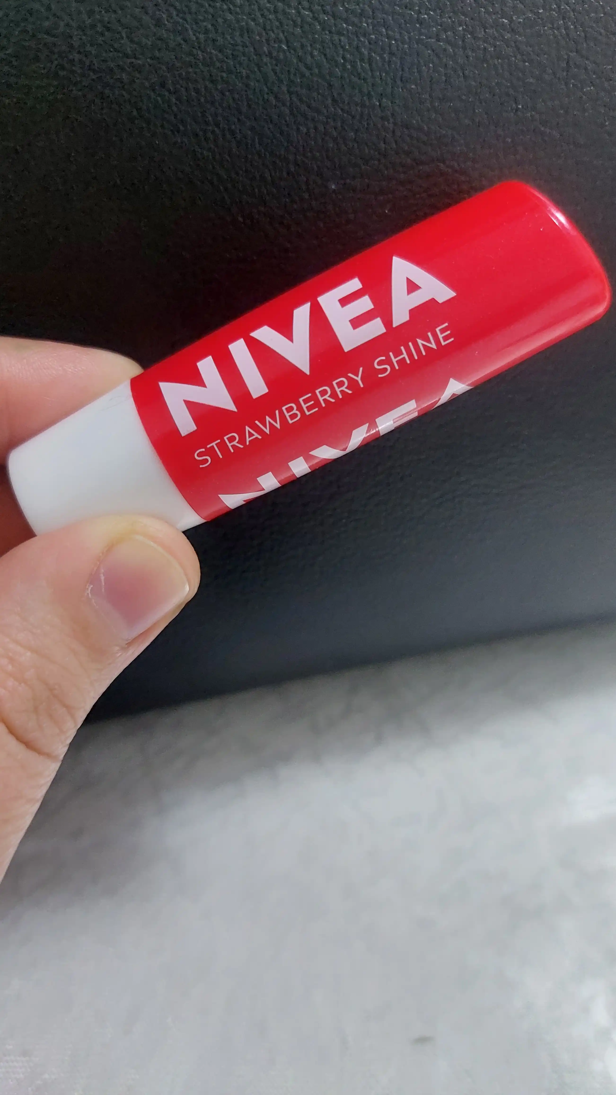 NIVEA lablar uchun balzam, qulupnay porlashi, 4.8 gr