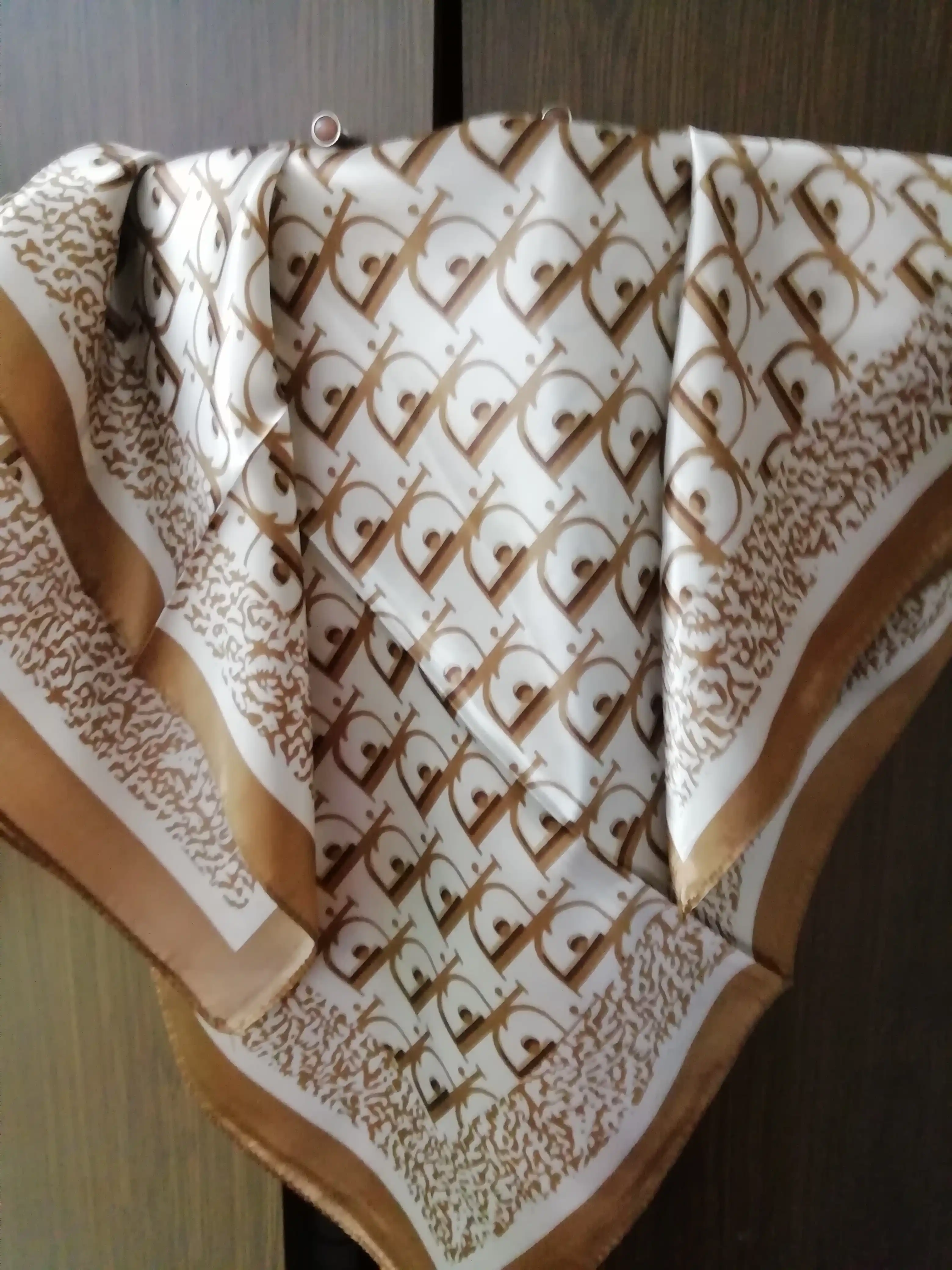 Ayollar uchun ipak ro'mol, 90 x 90 sm