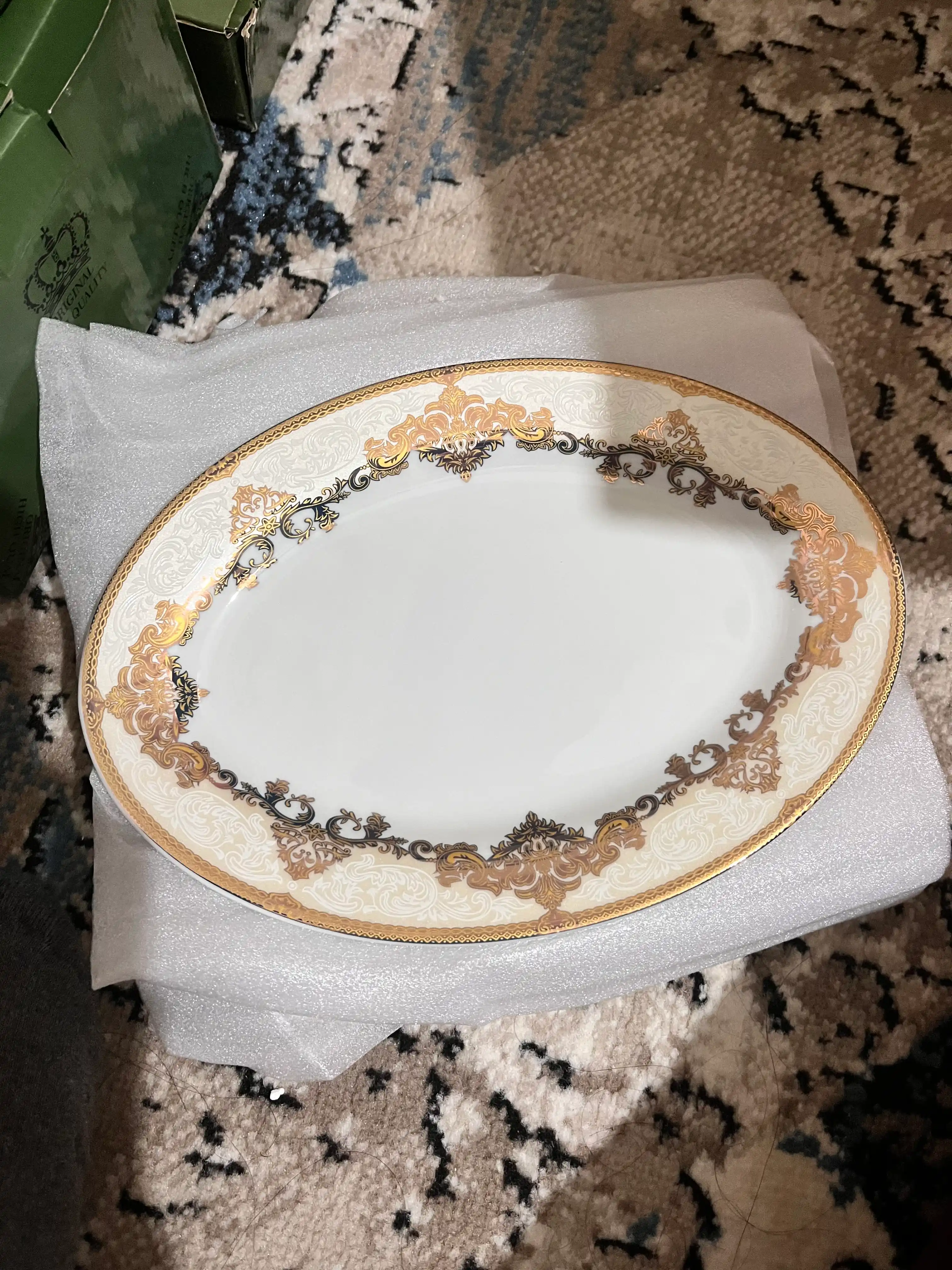 Chinni idishlar to‘plami – 12 kishilik, oltin naqshli stol anjomlari