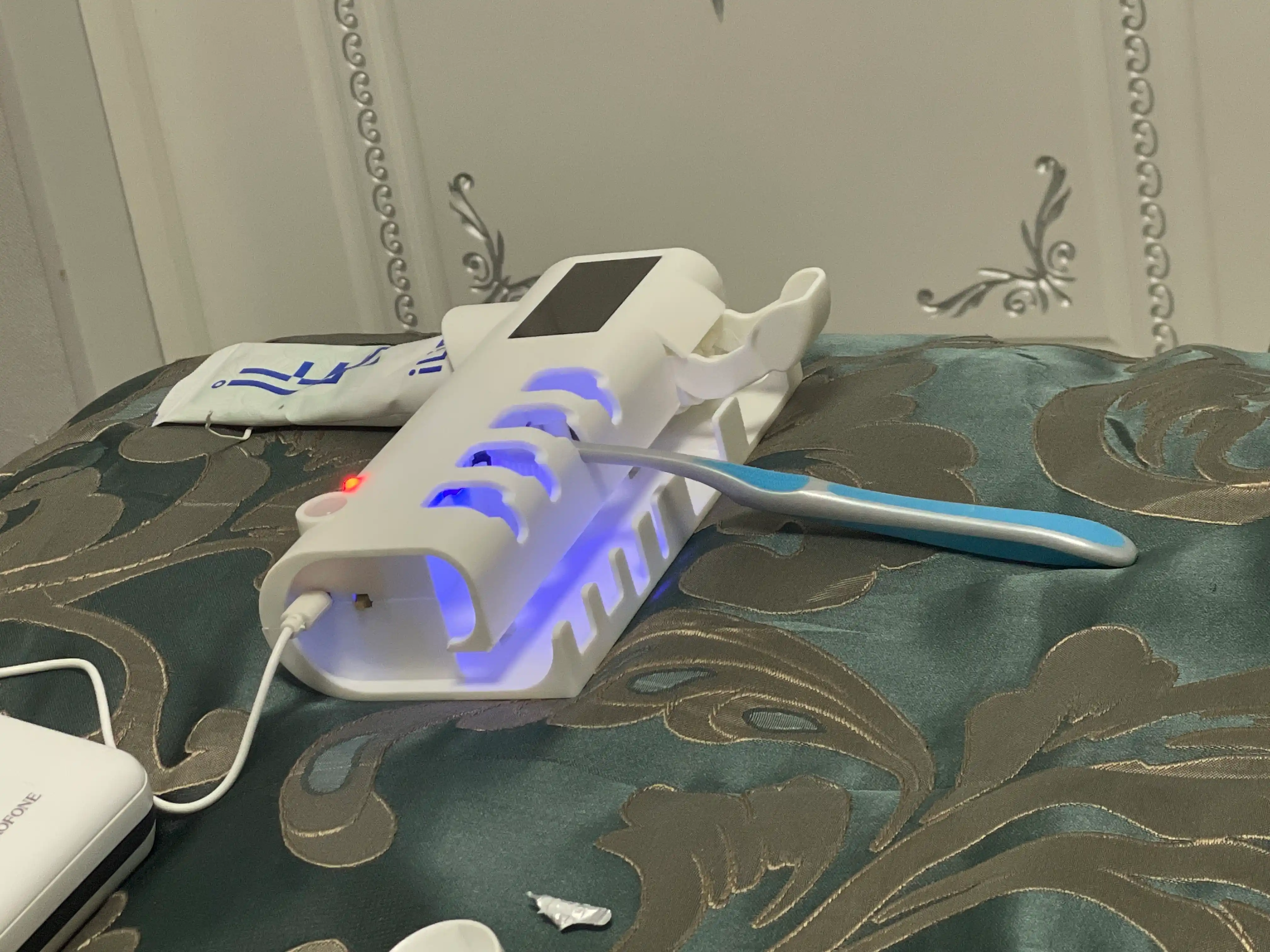 Dozator, tish cho'tkalari va tish pastasi uchun ushlagich, dispenserli, UV sterilizatorli