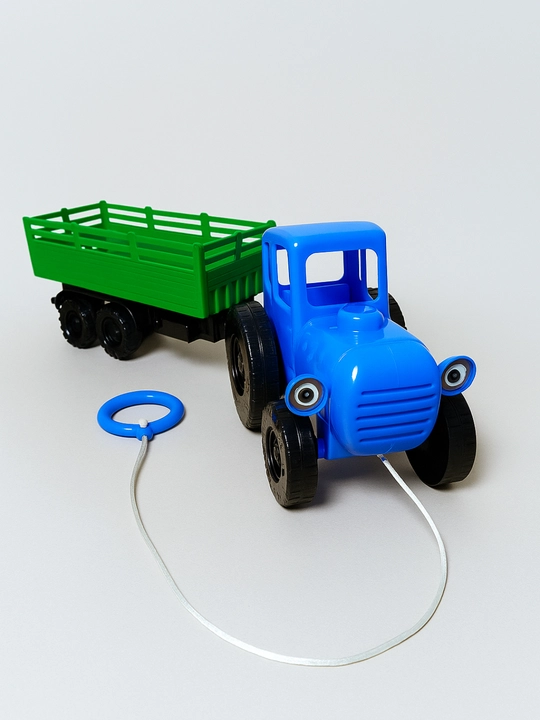 Tirkamali ko‘k traktor