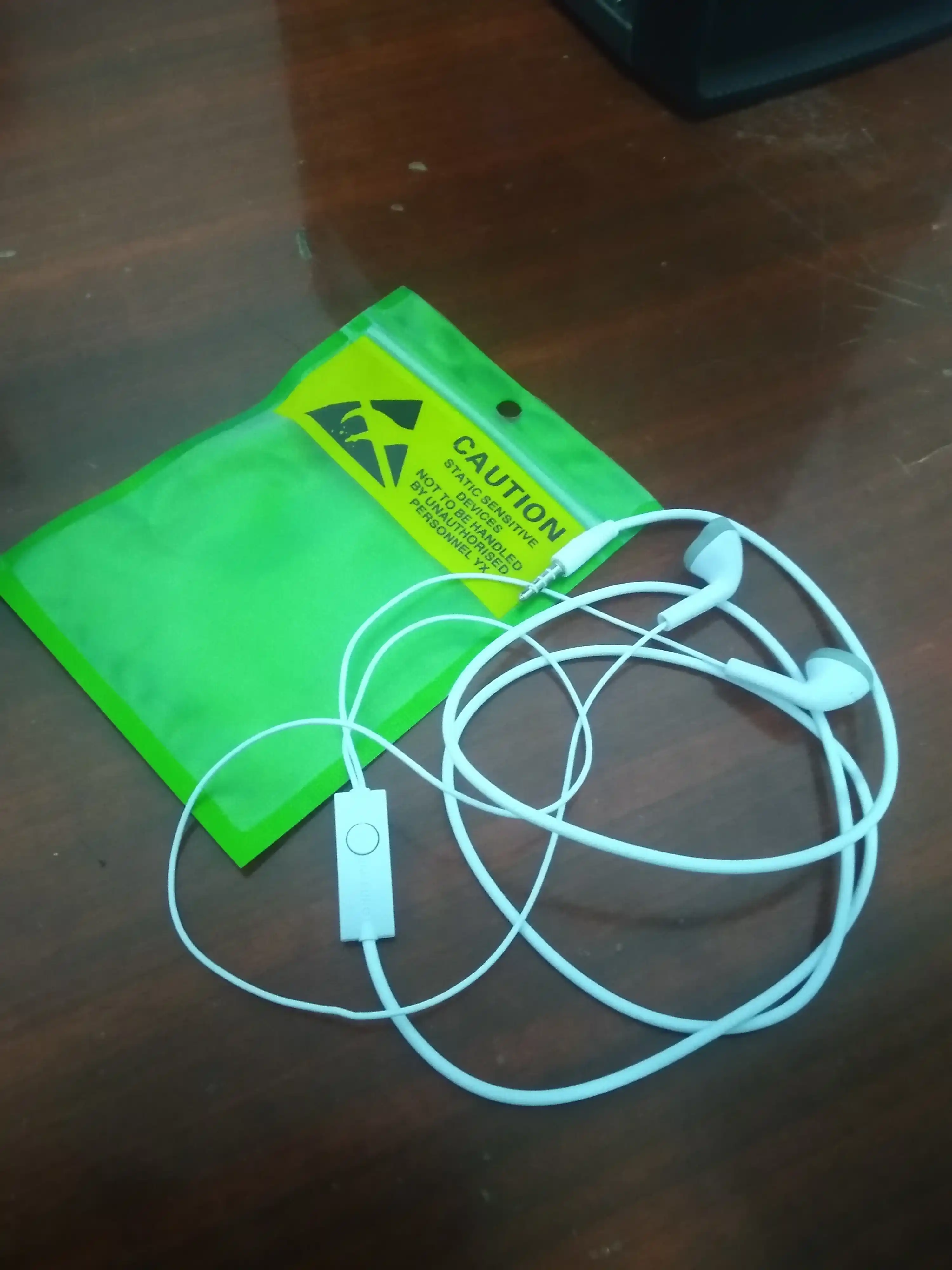 Simli Samsung, RedMi vakuumli quloqchinlari, mikrofonli