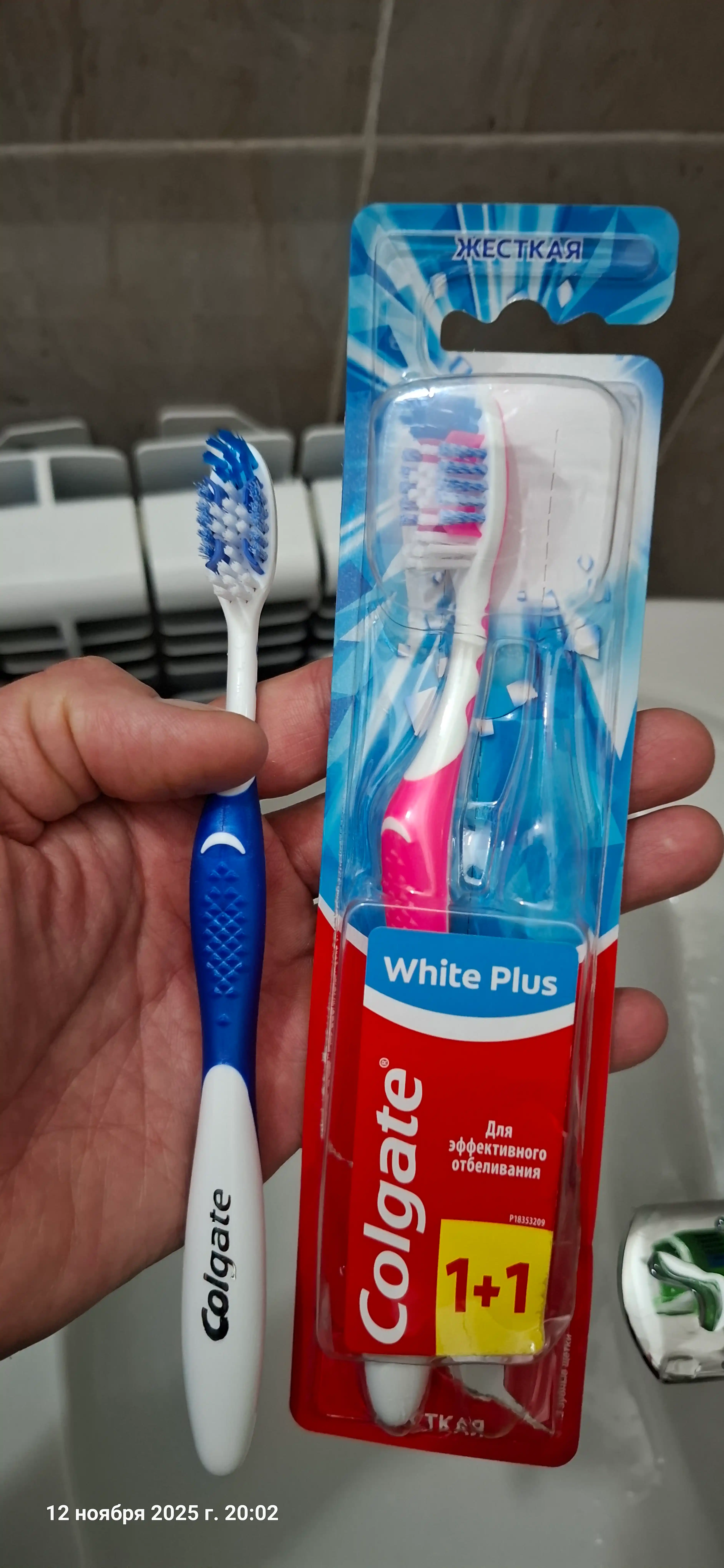 Tish cho'tkasi Colgate White Plus, 1 + 1