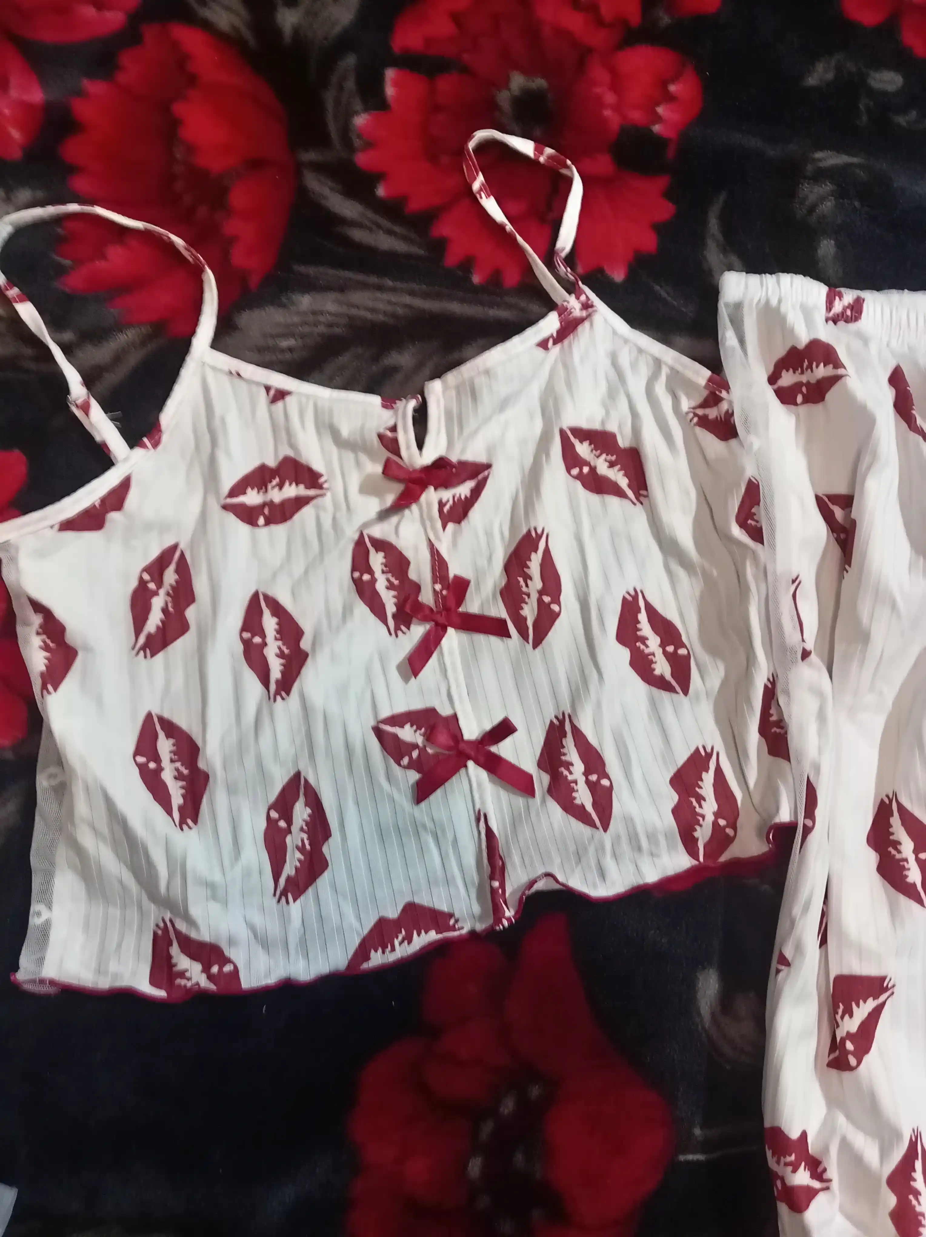 Ayollar uchun to‘rli tungi ko‘ylak, penyuar va uy kiyimi, uyqu uchun pijama
