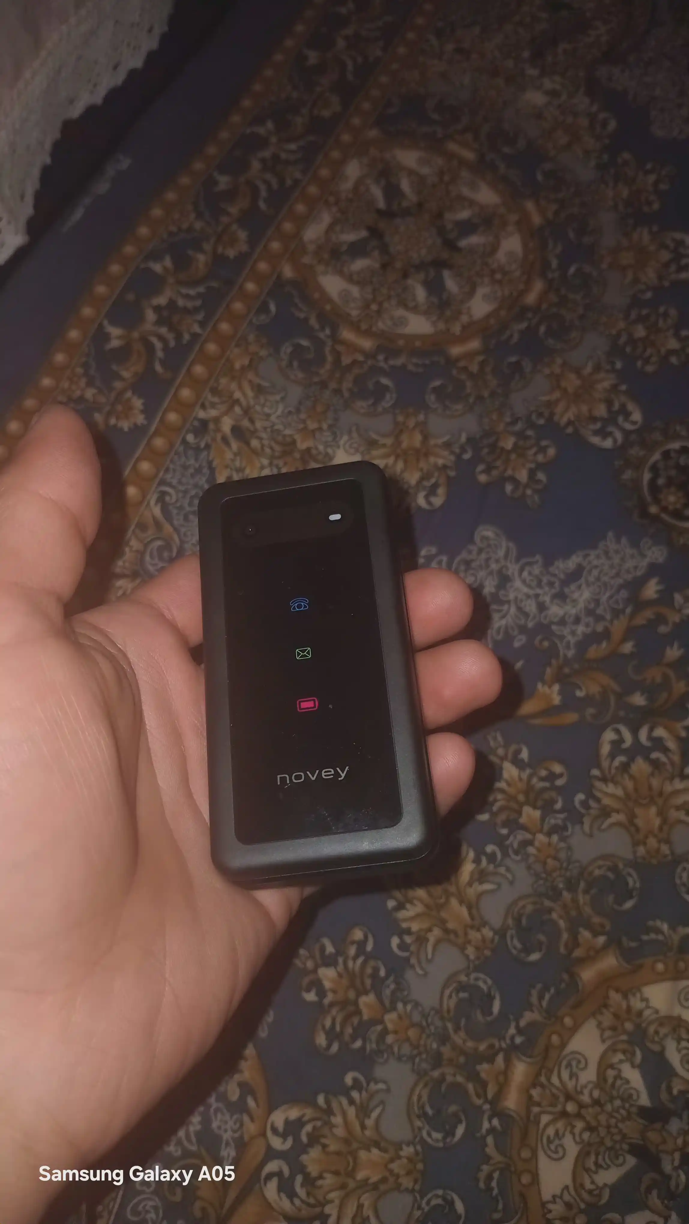 Novey Z320 mobil telefon-raskladushka, 2 SIM, kamera, 3 rang, knopkali telefon