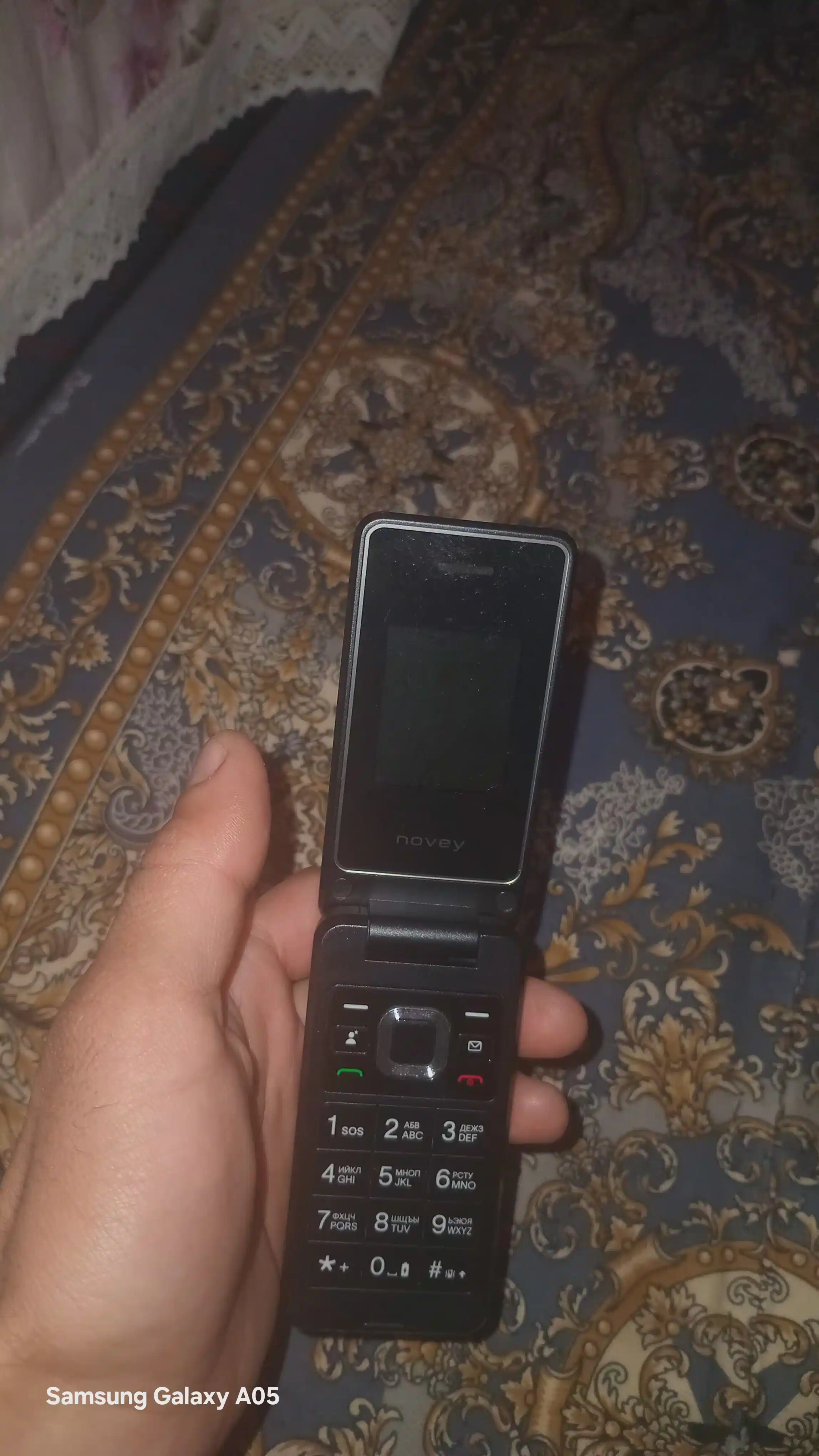 Novey Z320 mobil telefon-raskladushka, 2 SIM, kamera, 3 rang, knopkali telefon