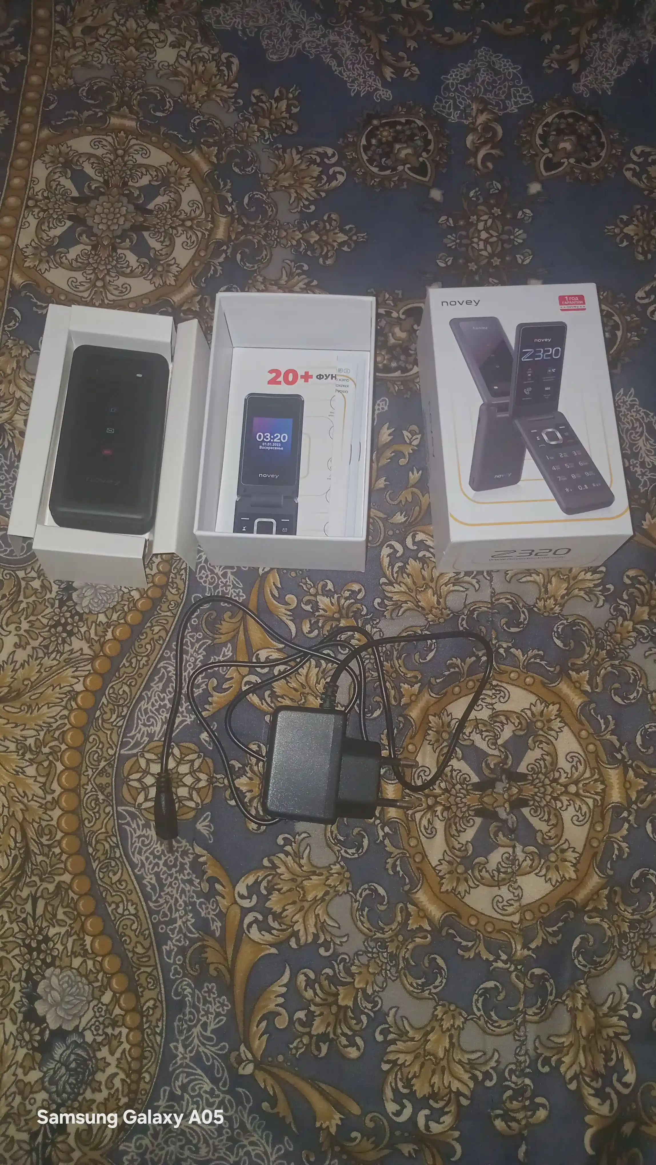 Novey Z320 mobil telefon-raskladushka, 2 SIM, kamera, 3 rang, knopkali telefon