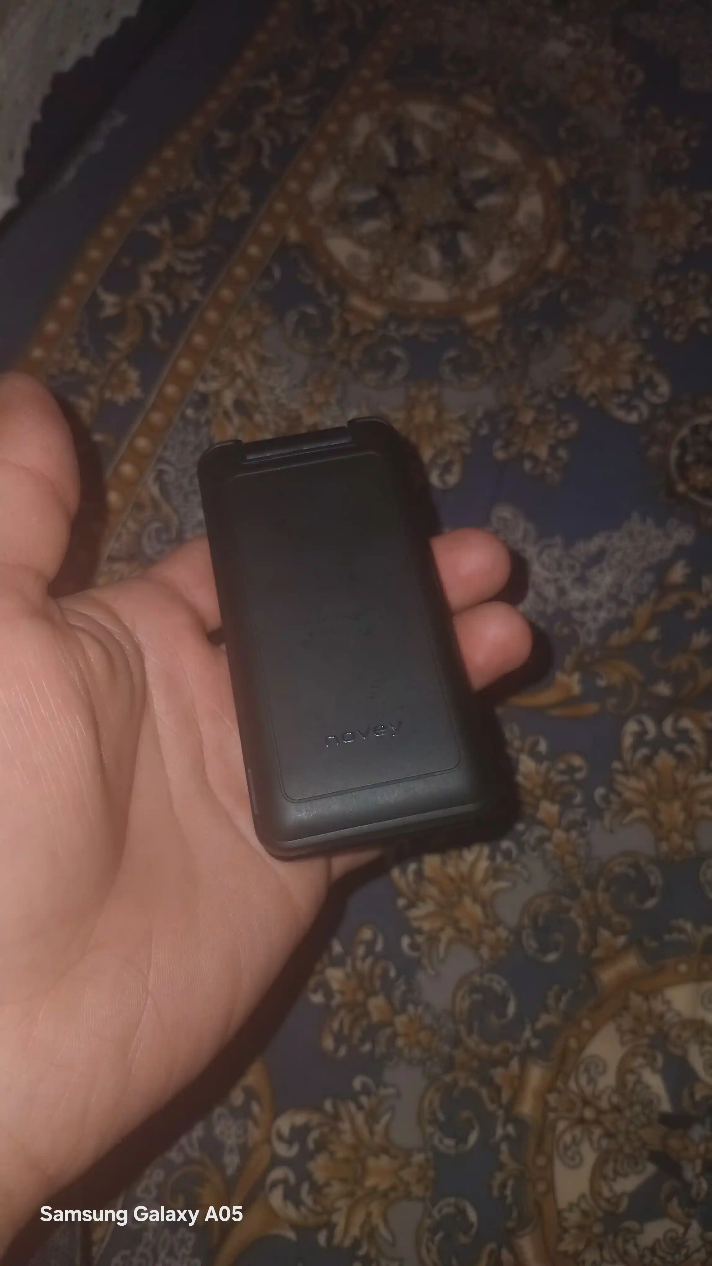 Novey Z320 mobil telefon-raskladushka, 2 SIM, kamera, 3 rang, knopkali telefon