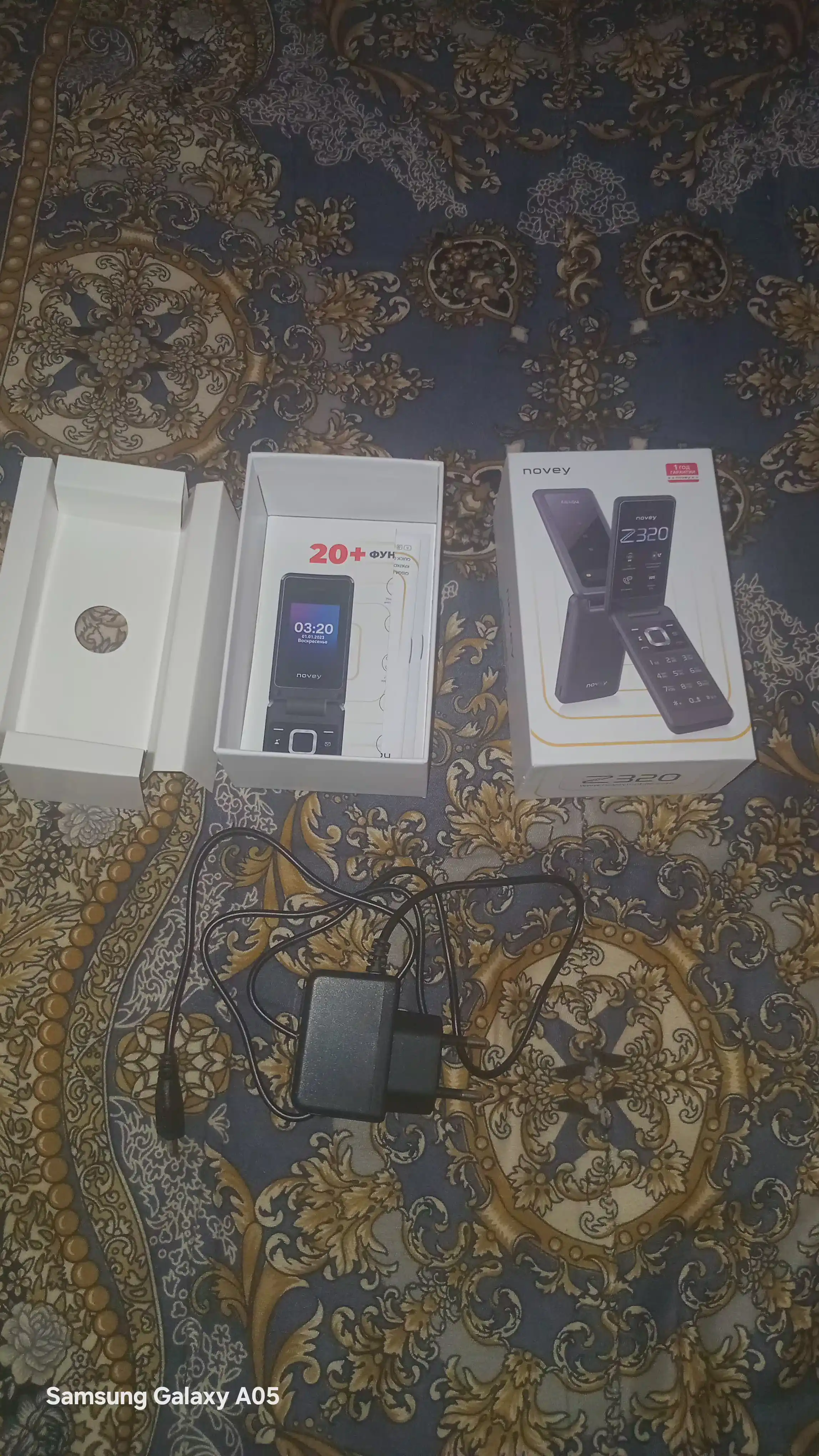 Novey Z320 mobil telefon-raskladushka, 2 SIM, kamera, 3 rang, knopkali telefon