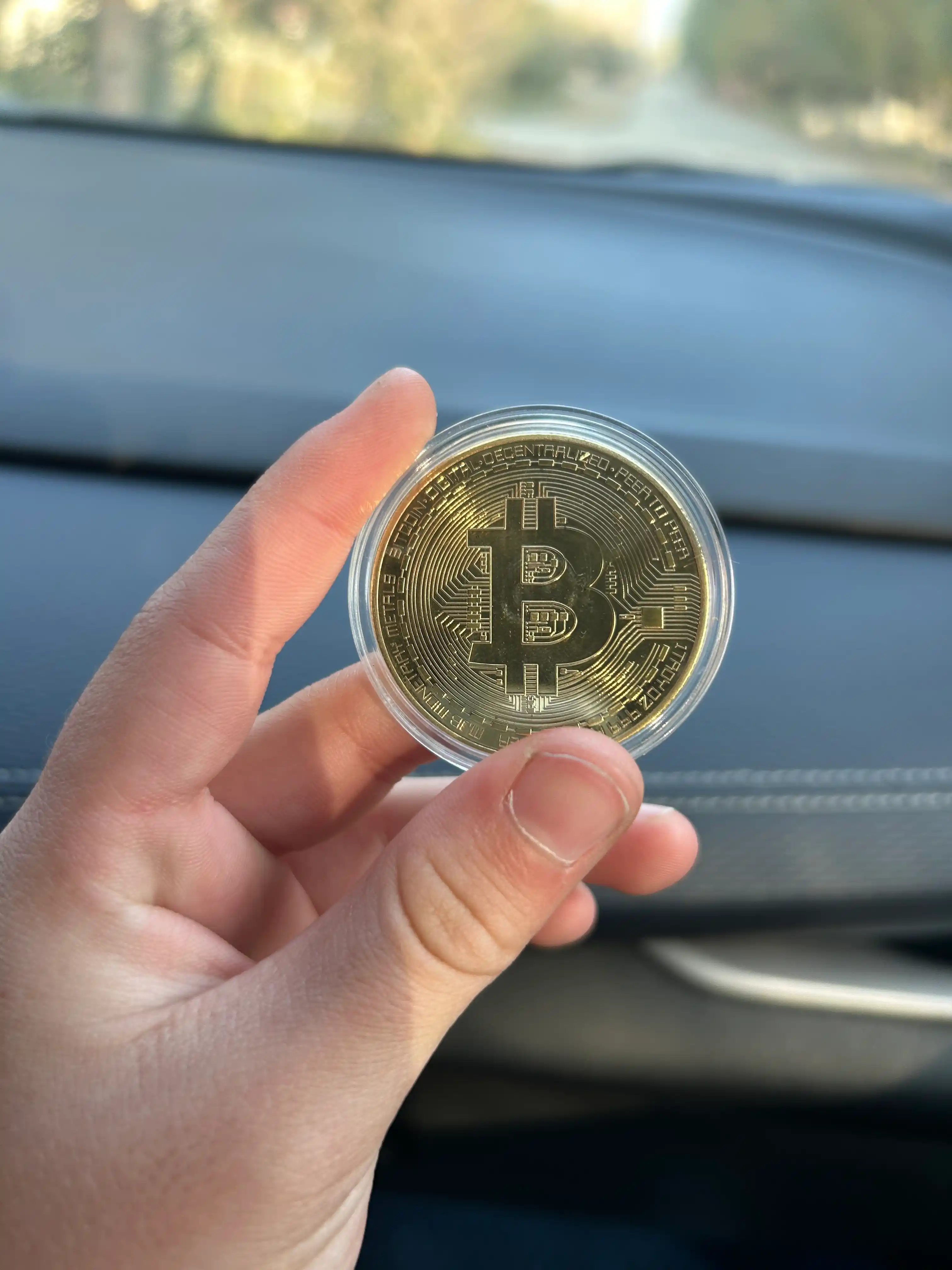 Suvenir "Bitcoin" tangasi, kriptovalyuta plastik idishda