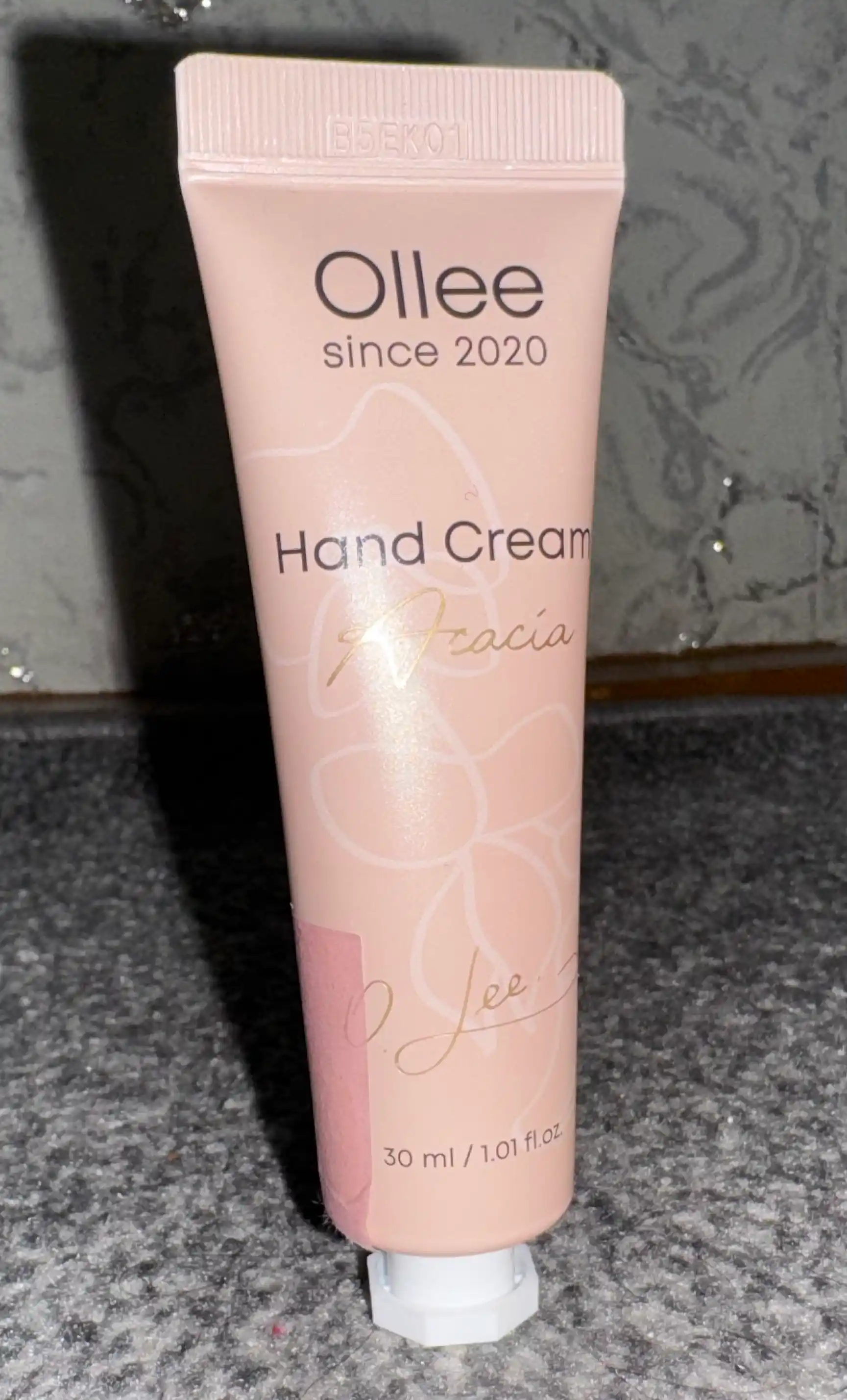 Qo‘l kremi OLLEE Golden Cherry lifting ta’sirli, 100 ml, namlantiruvchi va yumshatuvchi