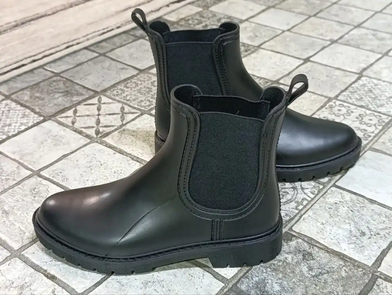 Ayollar rezina etigi, chelsi, suv o‘tkazmaydigan botinka; yarim razmer katta yuradi
