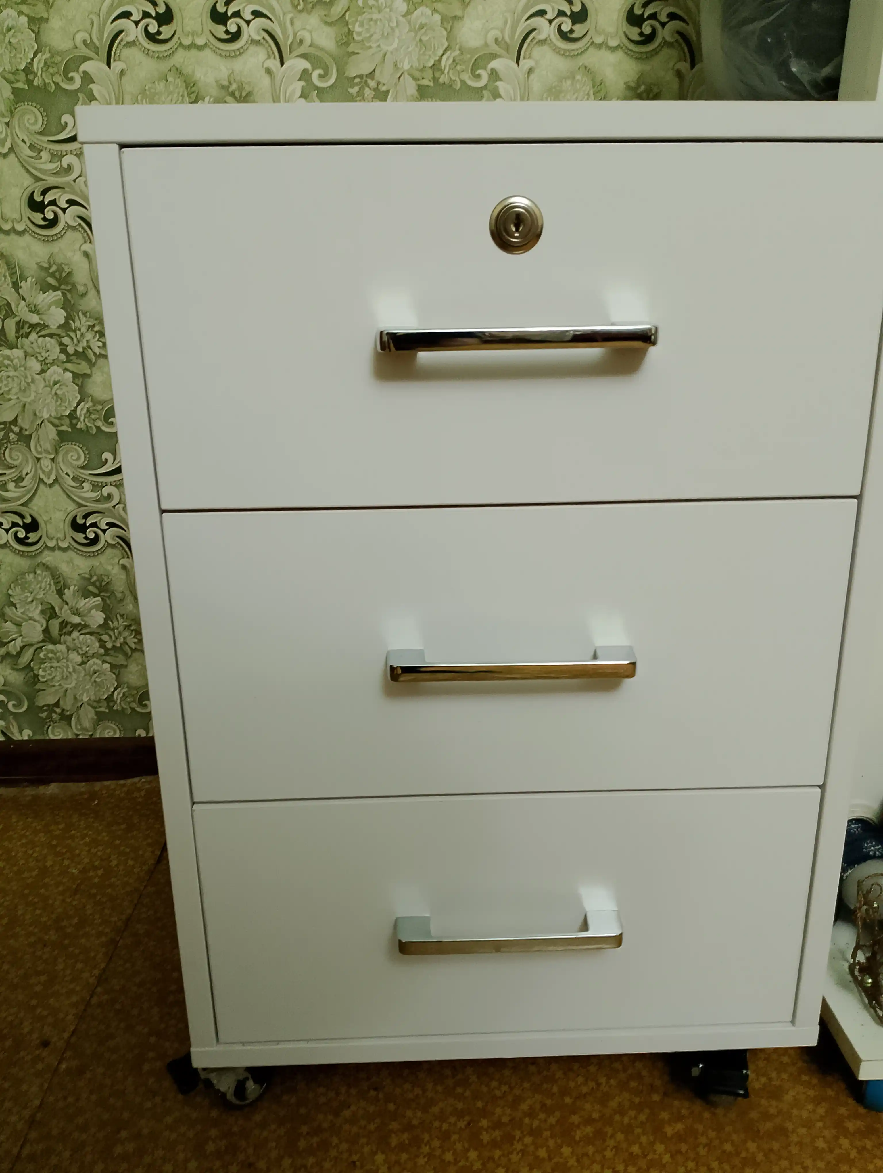 G‘ildirakli ofis tumbasi, 60×40×40 sm, 3 tortmali, ixcham va ko‘chma, acacia