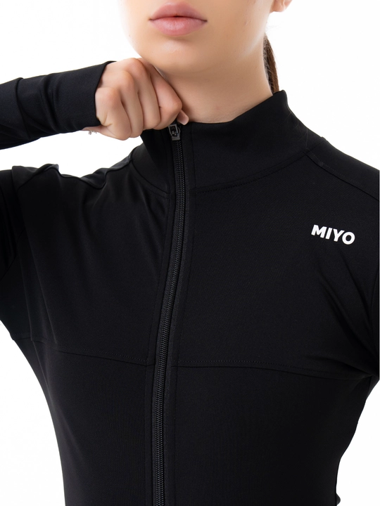 MIYO Ayollar uchun sport rashgard-longsliv, yopishib turuvchi, yengil mato