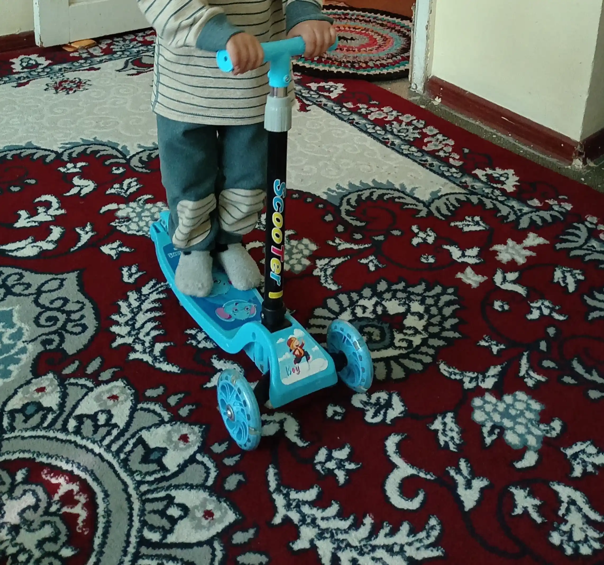 Bolalar uch g‘ildirakli yig‘ma samokati, yoritiladigan g‘ildiraklar va sozlanadigan rul