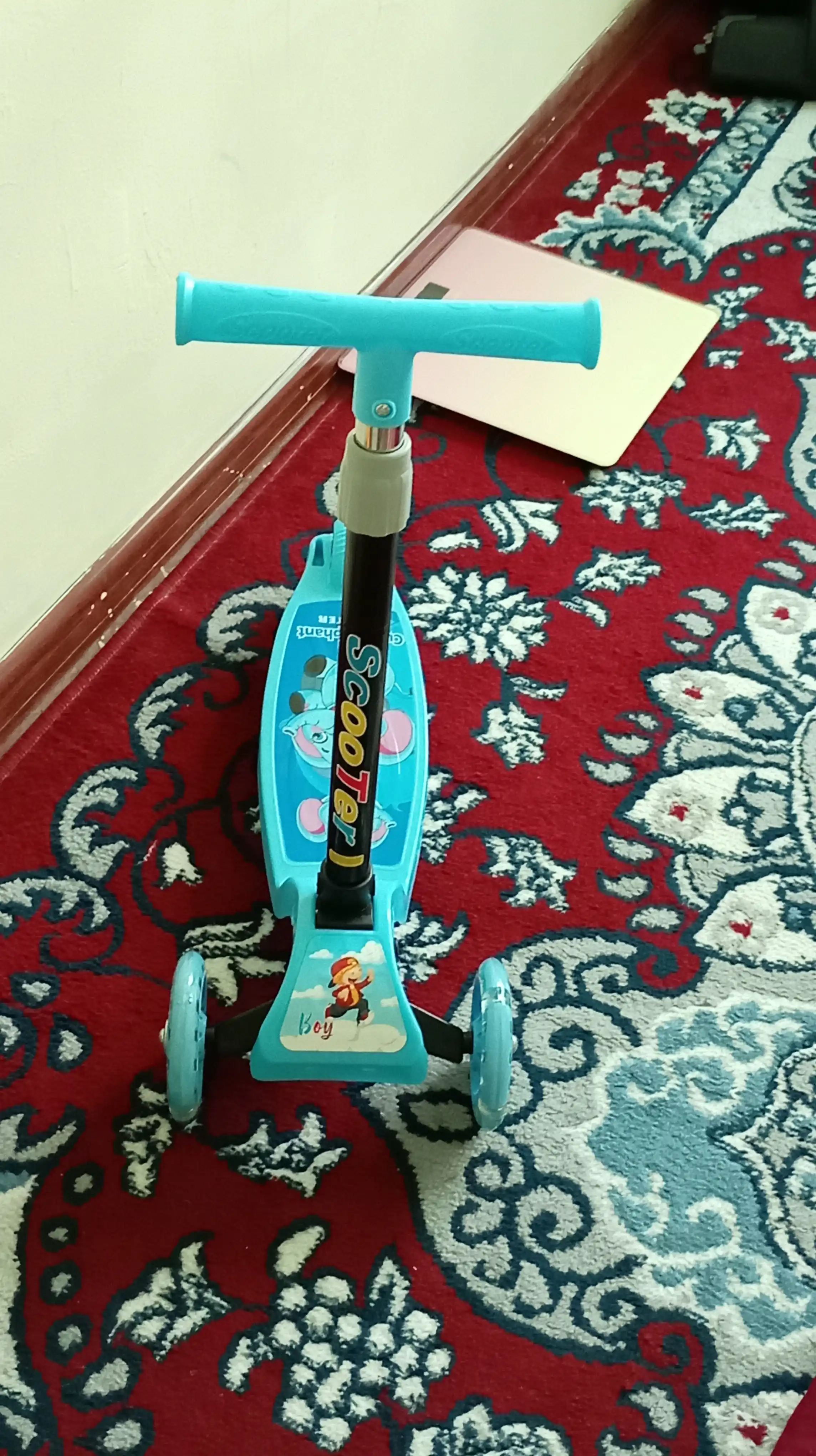Bolalar uch g‘ildirakli yig‘ma samokati, yoritiladigan g‘ildiraklar va sozlanadigan rul