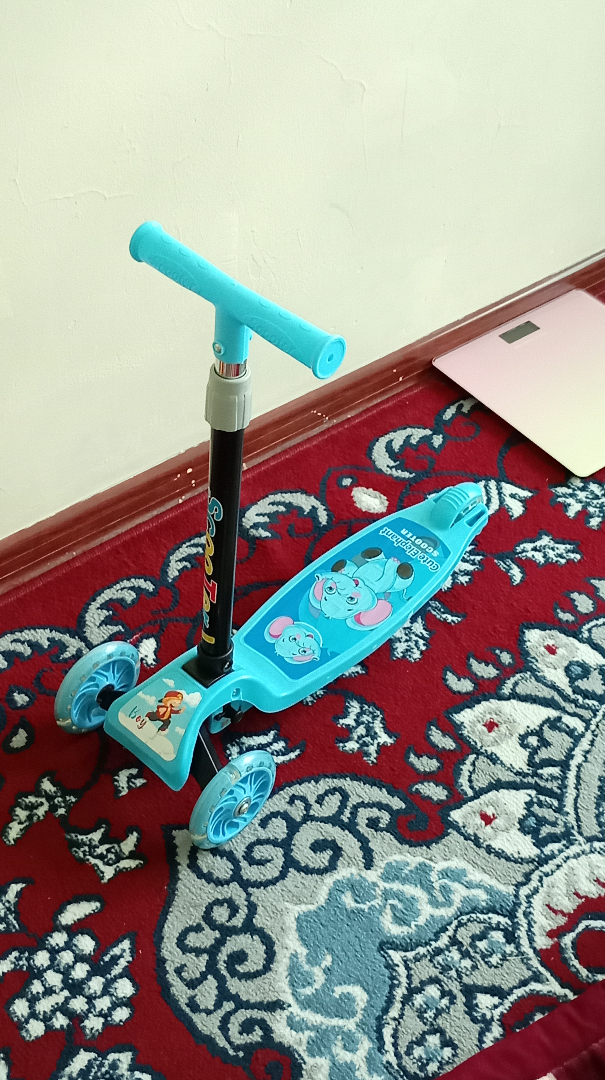 Bolalar uch g‘ildirakli yig‘ma samokati, yoritiladigan g‘ildiraklar va sozlanadigan rul