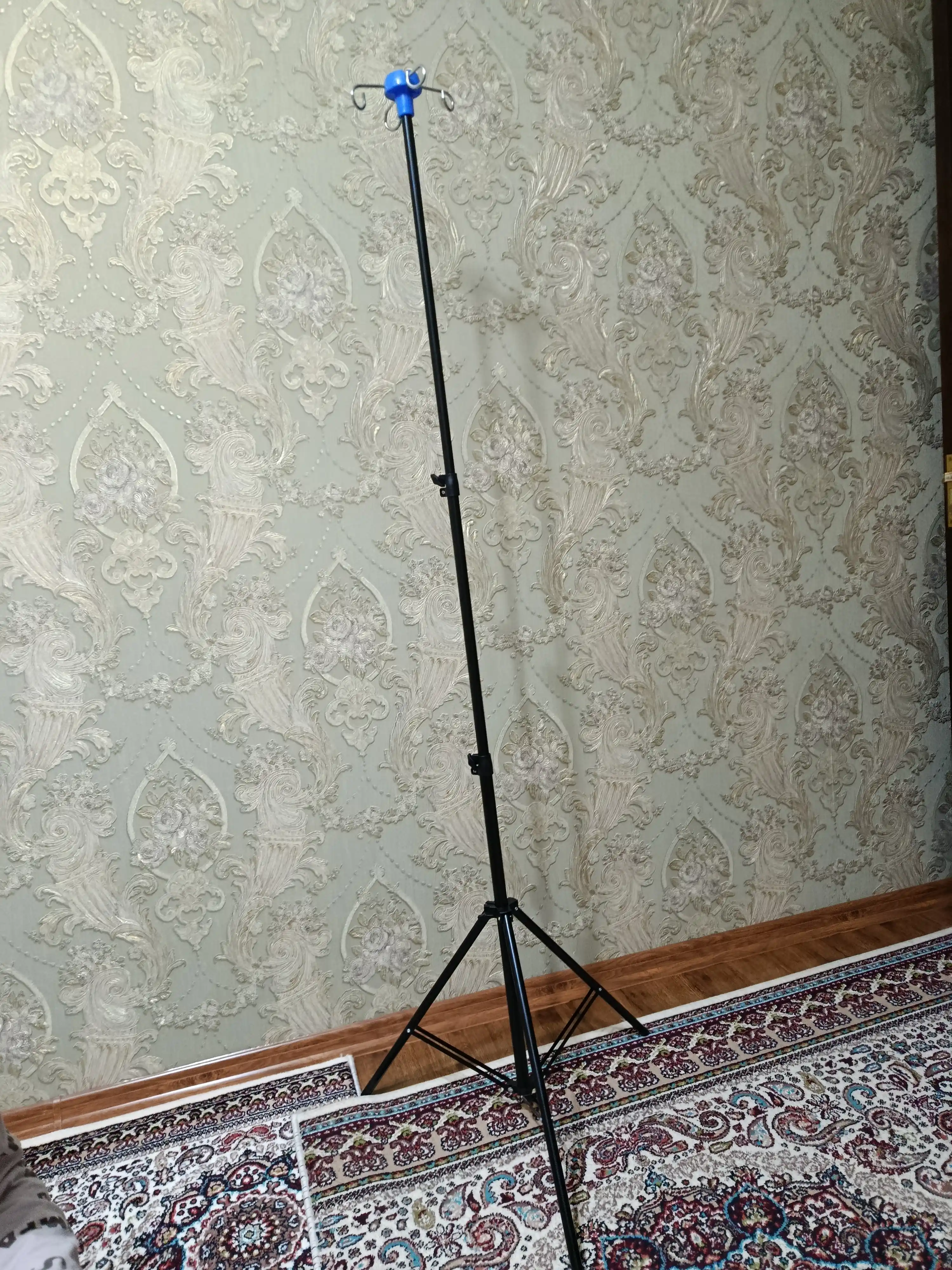 Uzoq muddatli infuziyalar uchun teleskopik tibbiy tomchilatuvchi tripod tomchi tokchasi