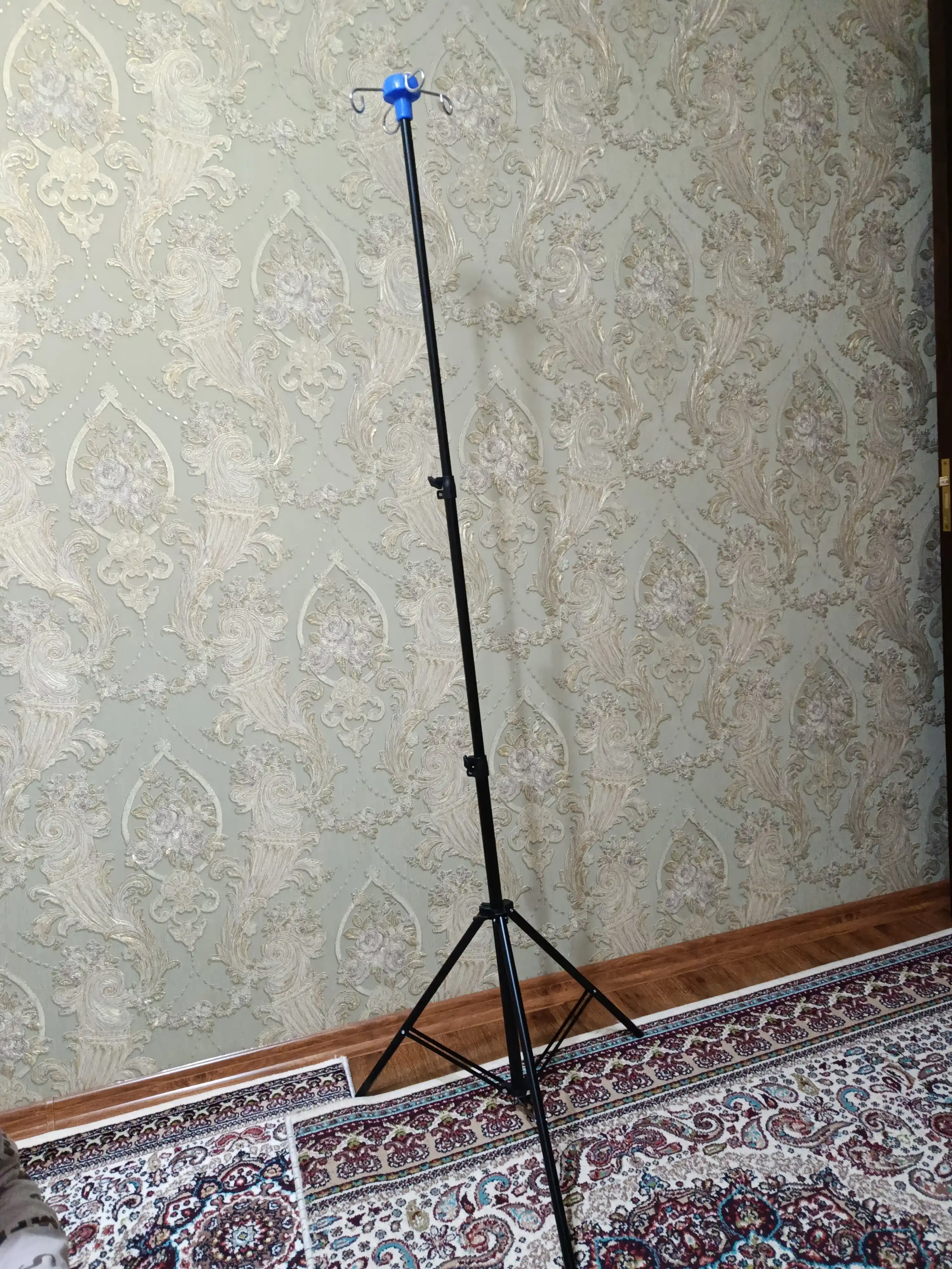 Uzoq muddatli infuziyalar uchun teleskopik tibbiy tomchilatuvchi tripod tomchi tokchasi