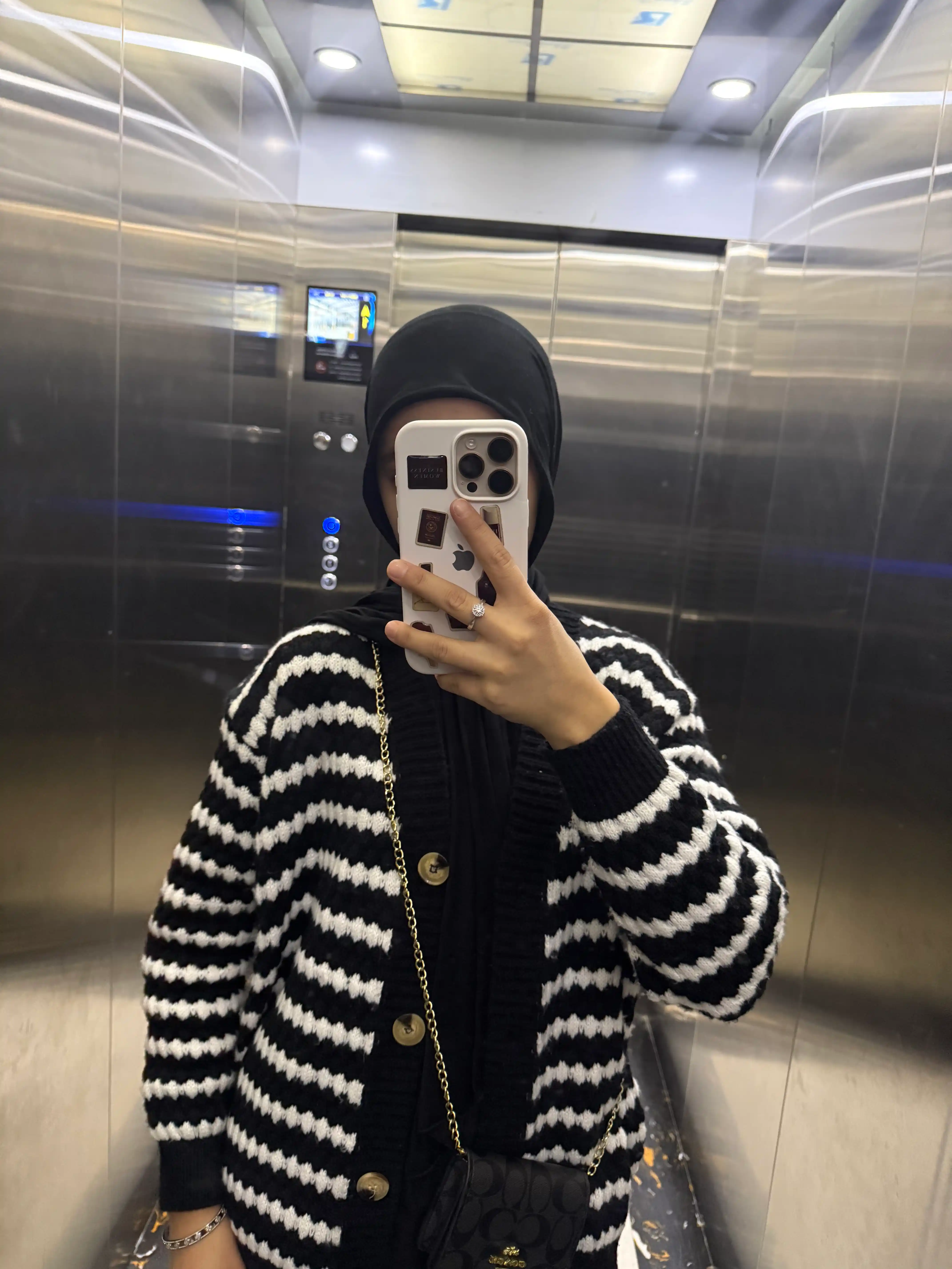 Ayollar yo‘l-yo‘l kardigani, V o‘yiq, yumshoq, oq-qora ,qish-kuz