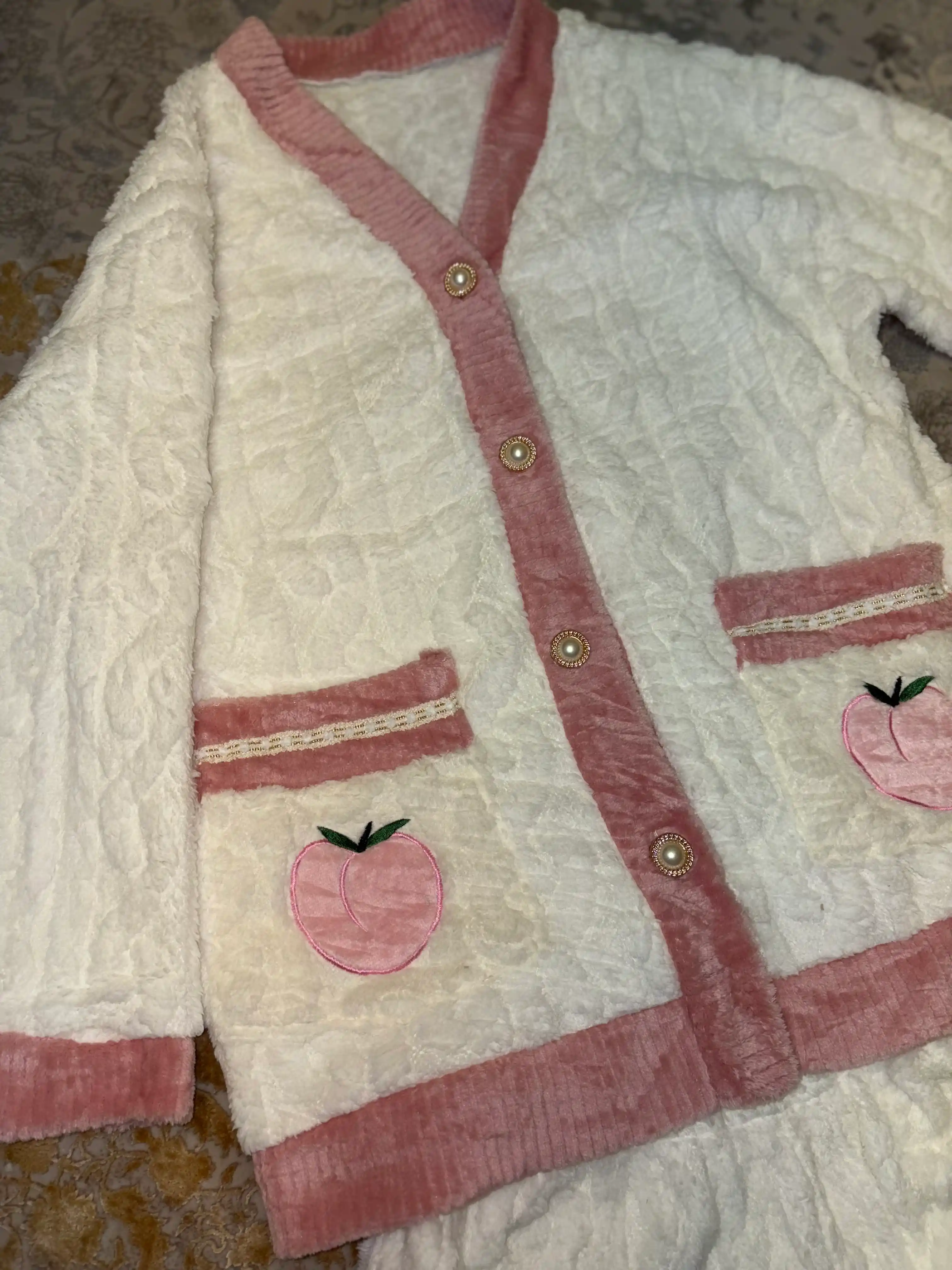 Yumshoq, qulay pijama komplekti — tugmali yoki naqshli