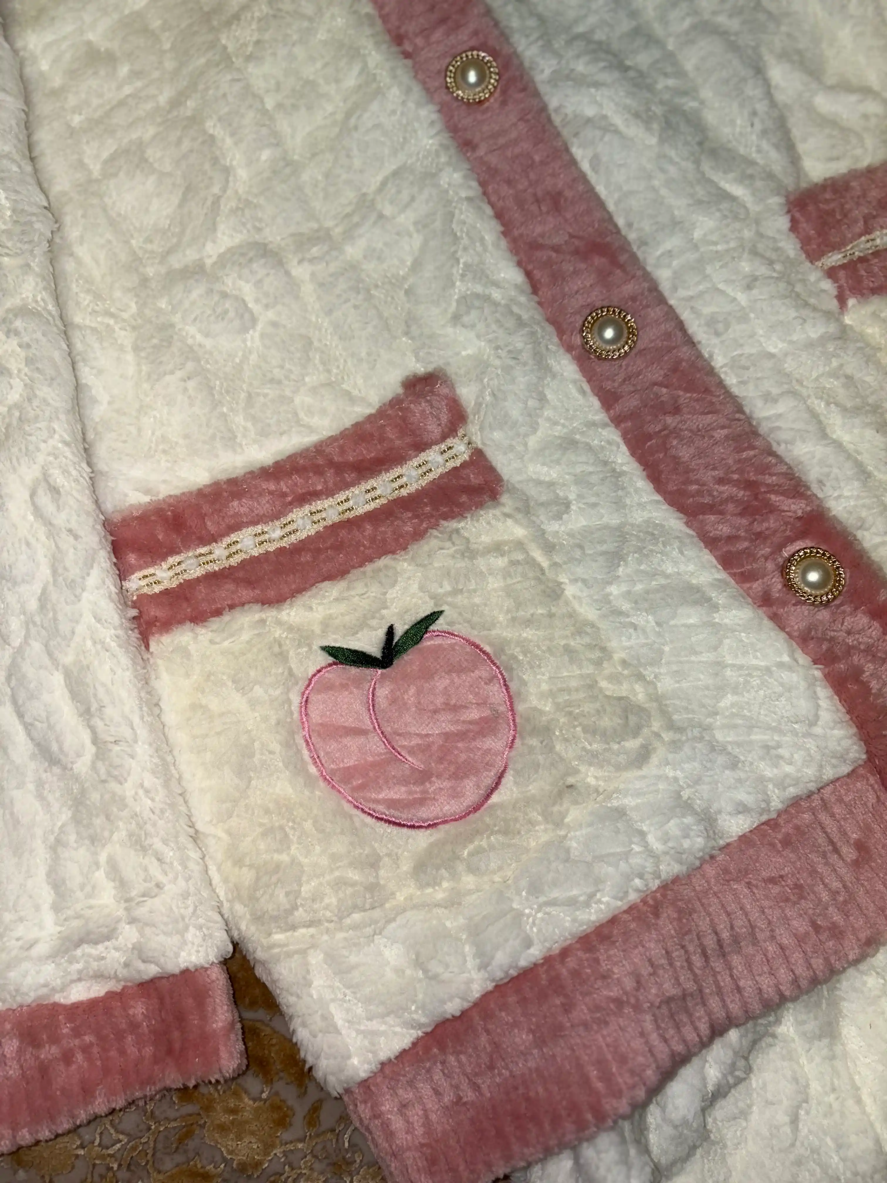 Yumshoq, qulay pijama komplekti — tugmali yoki naqshli