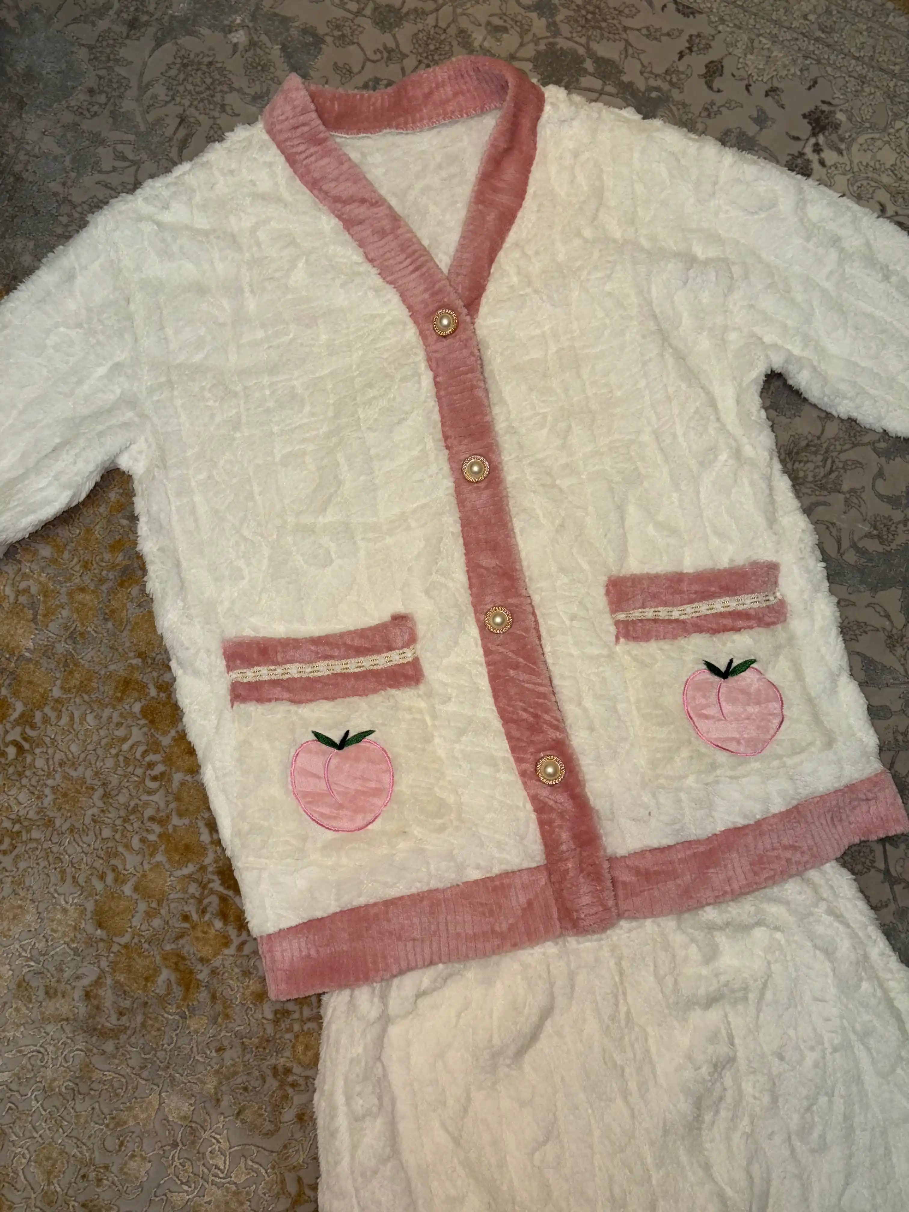 Yumshoq, qulay pijama komplekti — tugmali yoki naqshli