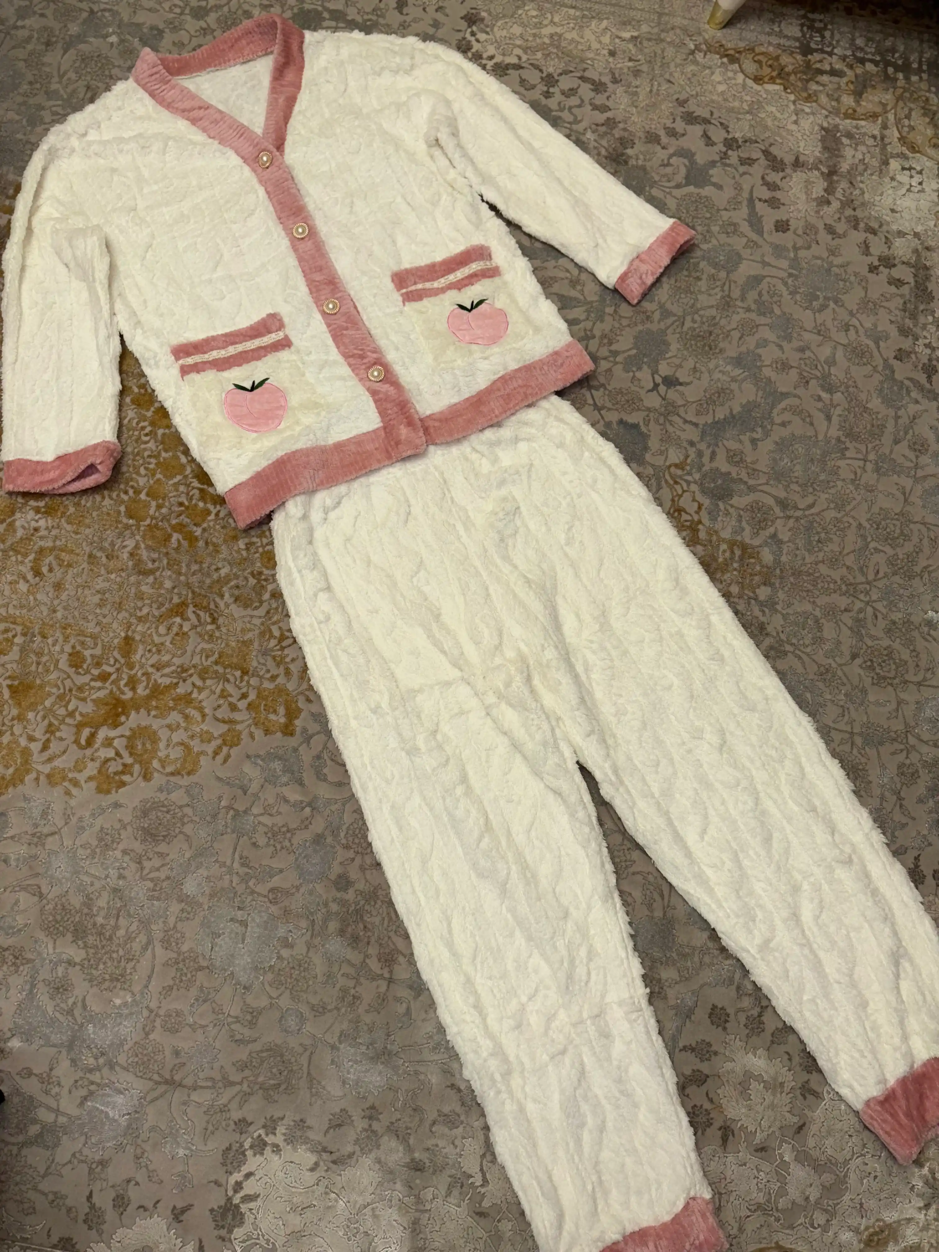 Yumshoq, qulay pijama komplekti — tugmali yoki naqshli