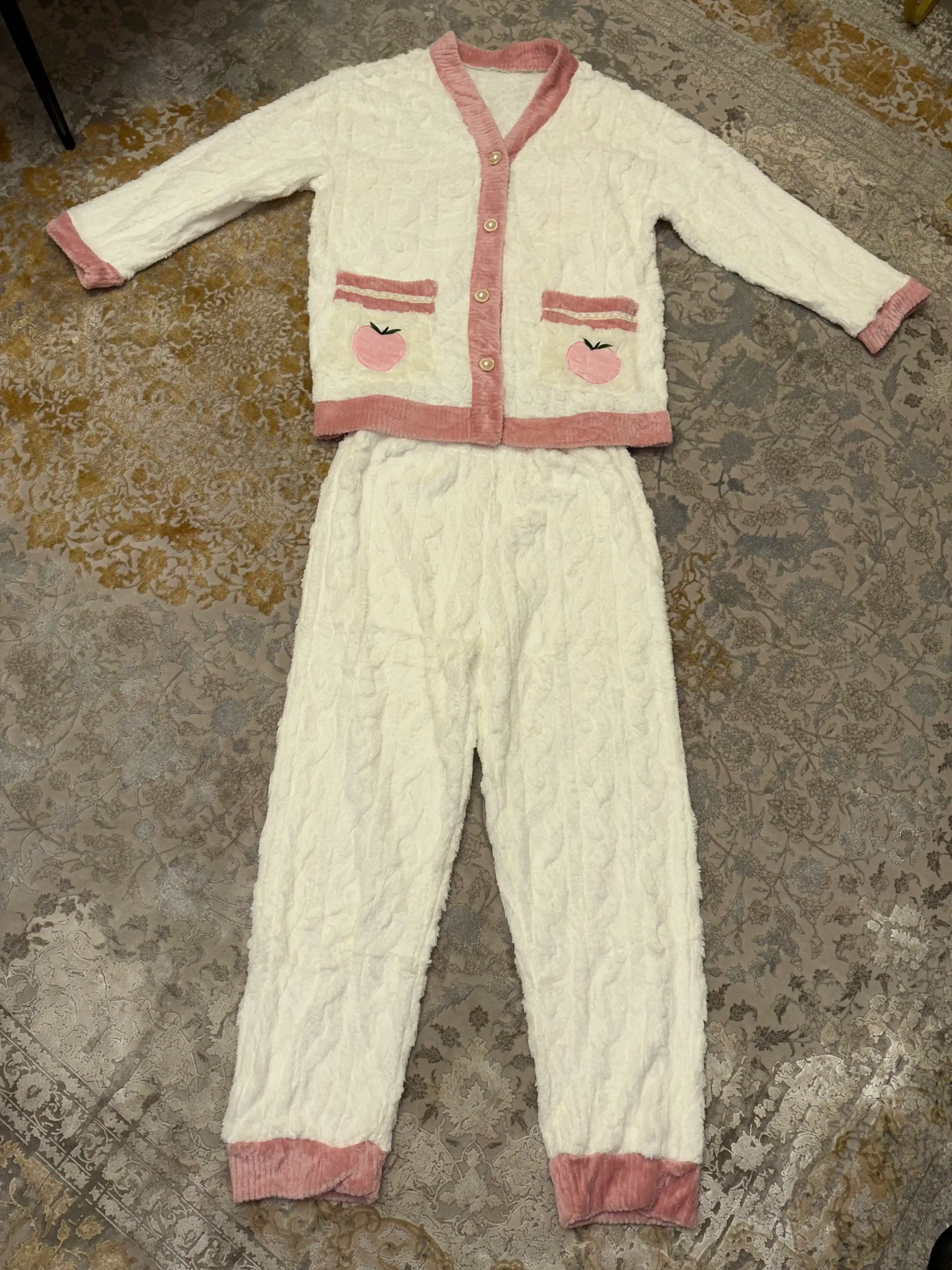 Yumshoq, qulay pijama komplekti — tugmali yoki naqshli