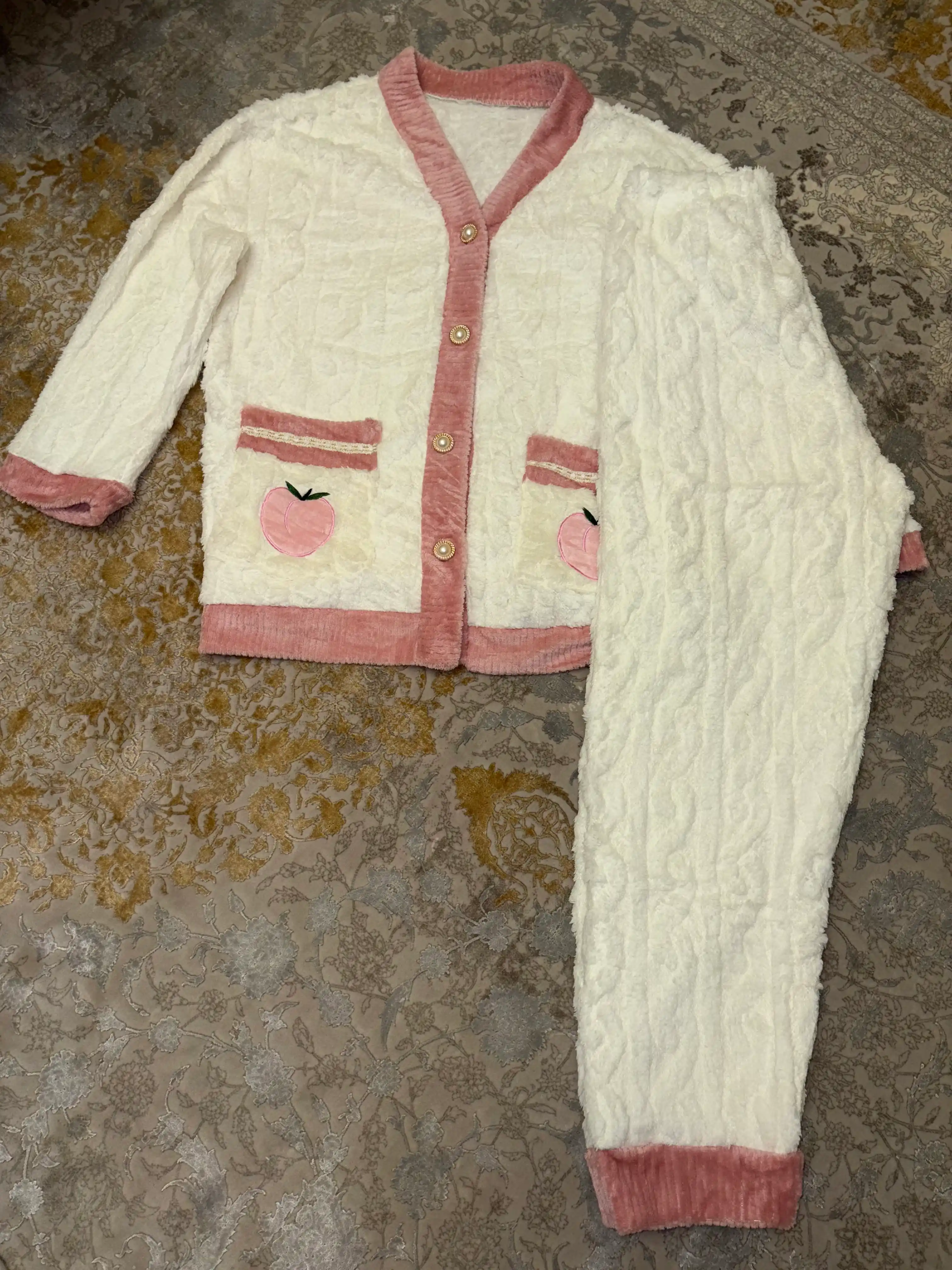 Yumshoq, qulay pijama komplekti — tugmali yoki naqshli