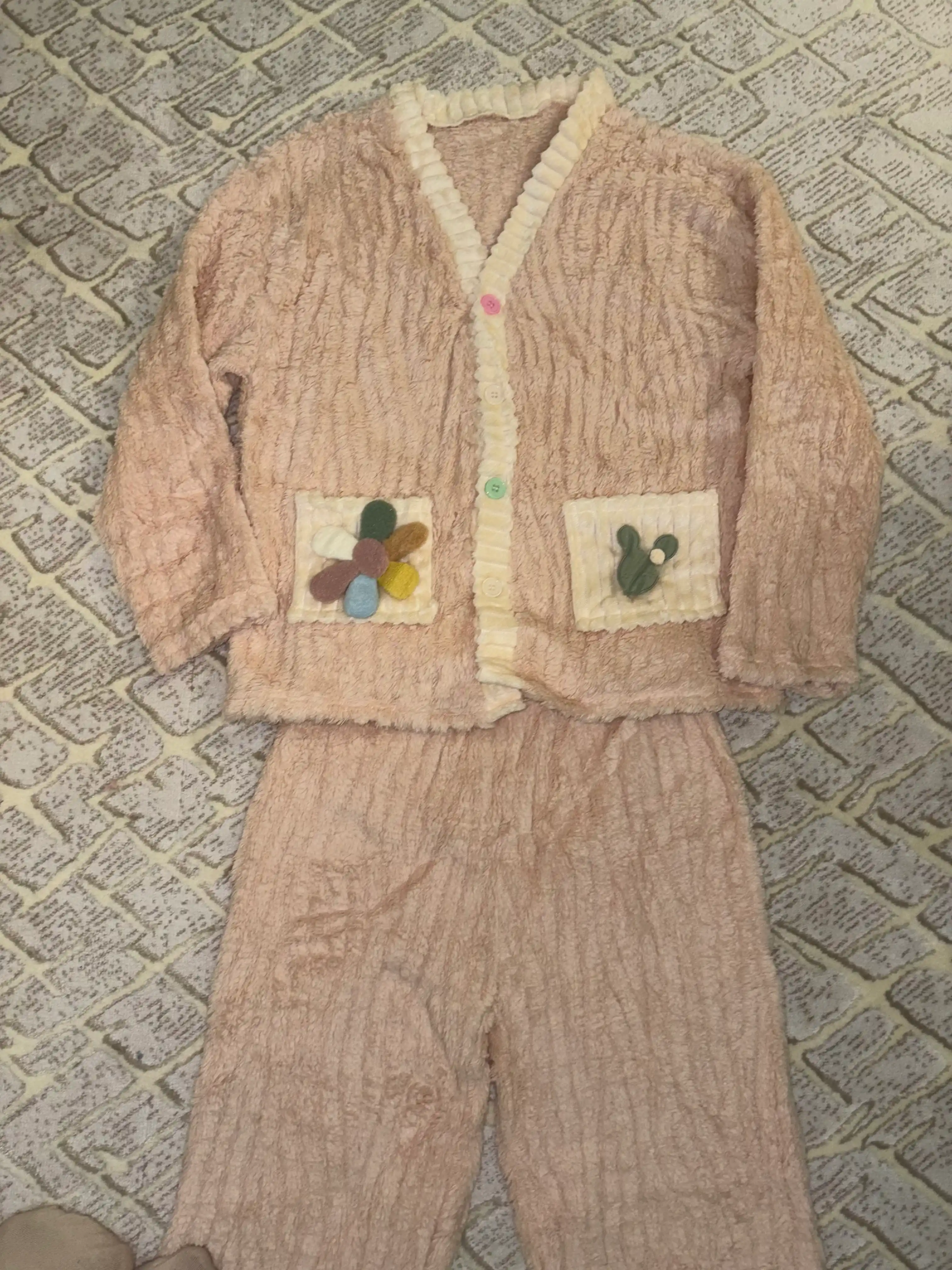 Yumshoq, qulay pijama komplekti — tugmali yoki naqshli