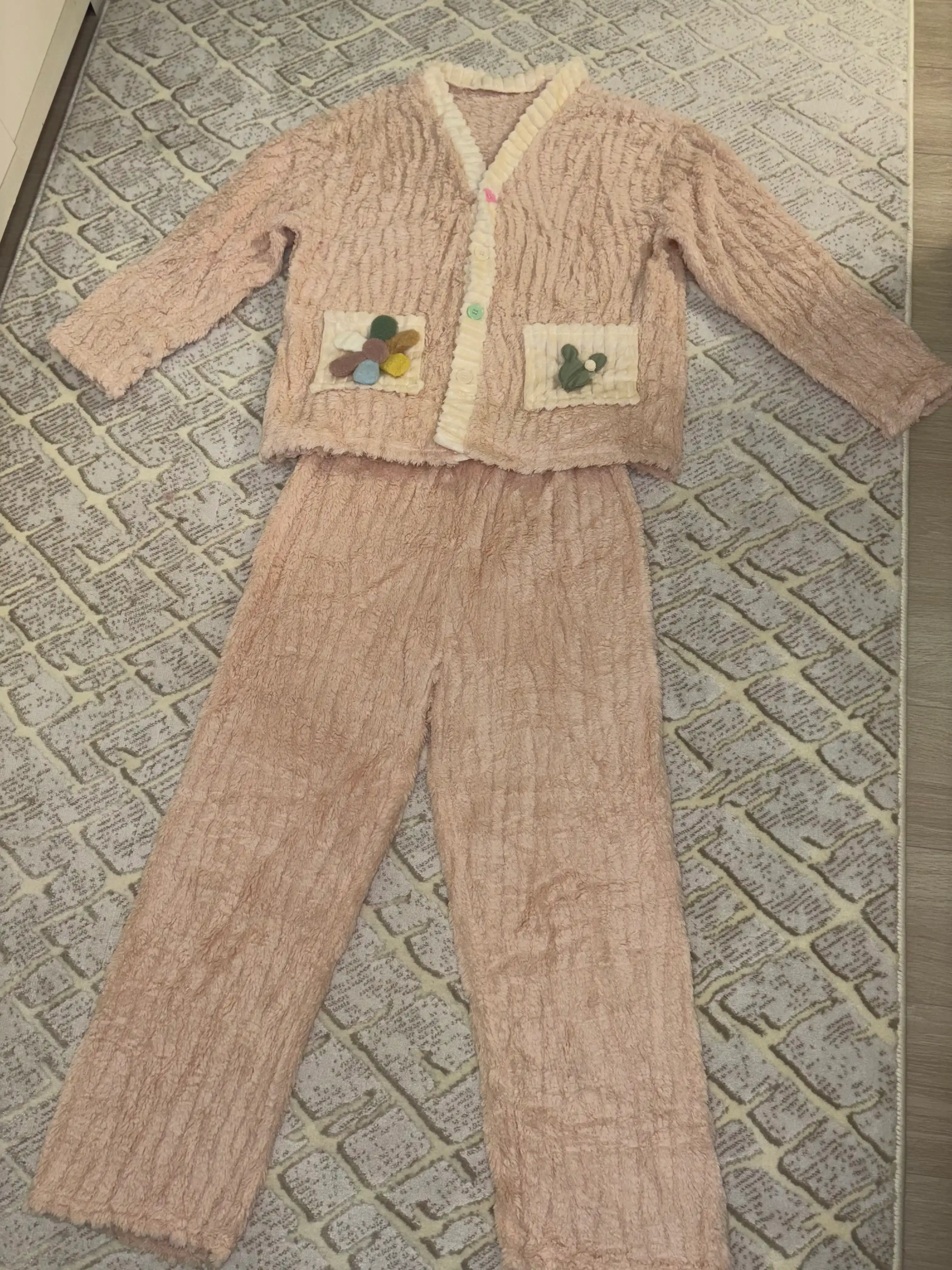 Yumshoq, qulay pijama komplekti — tugmali yoki naqshli