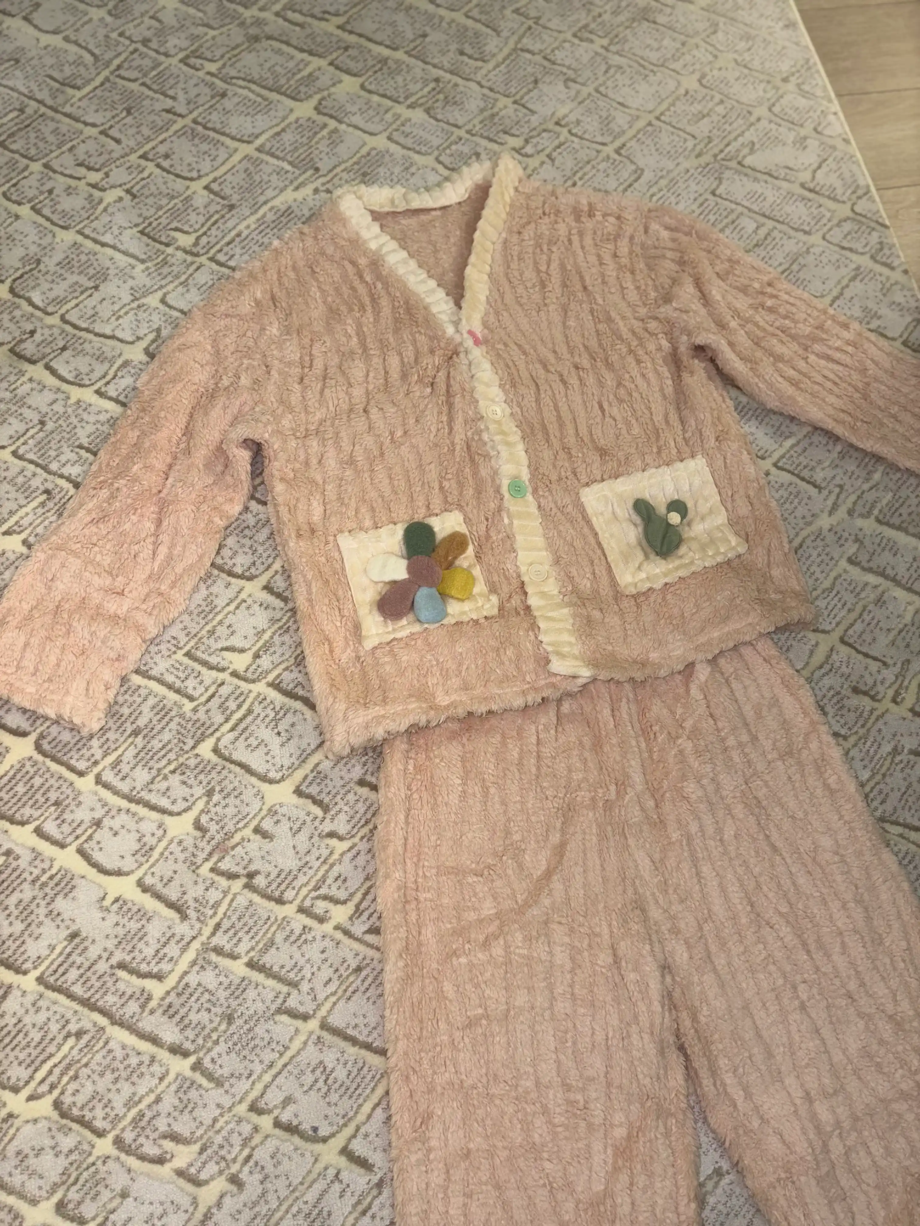 Yumshoq, qulay pijama komplekti — tugmali yoki naqshli