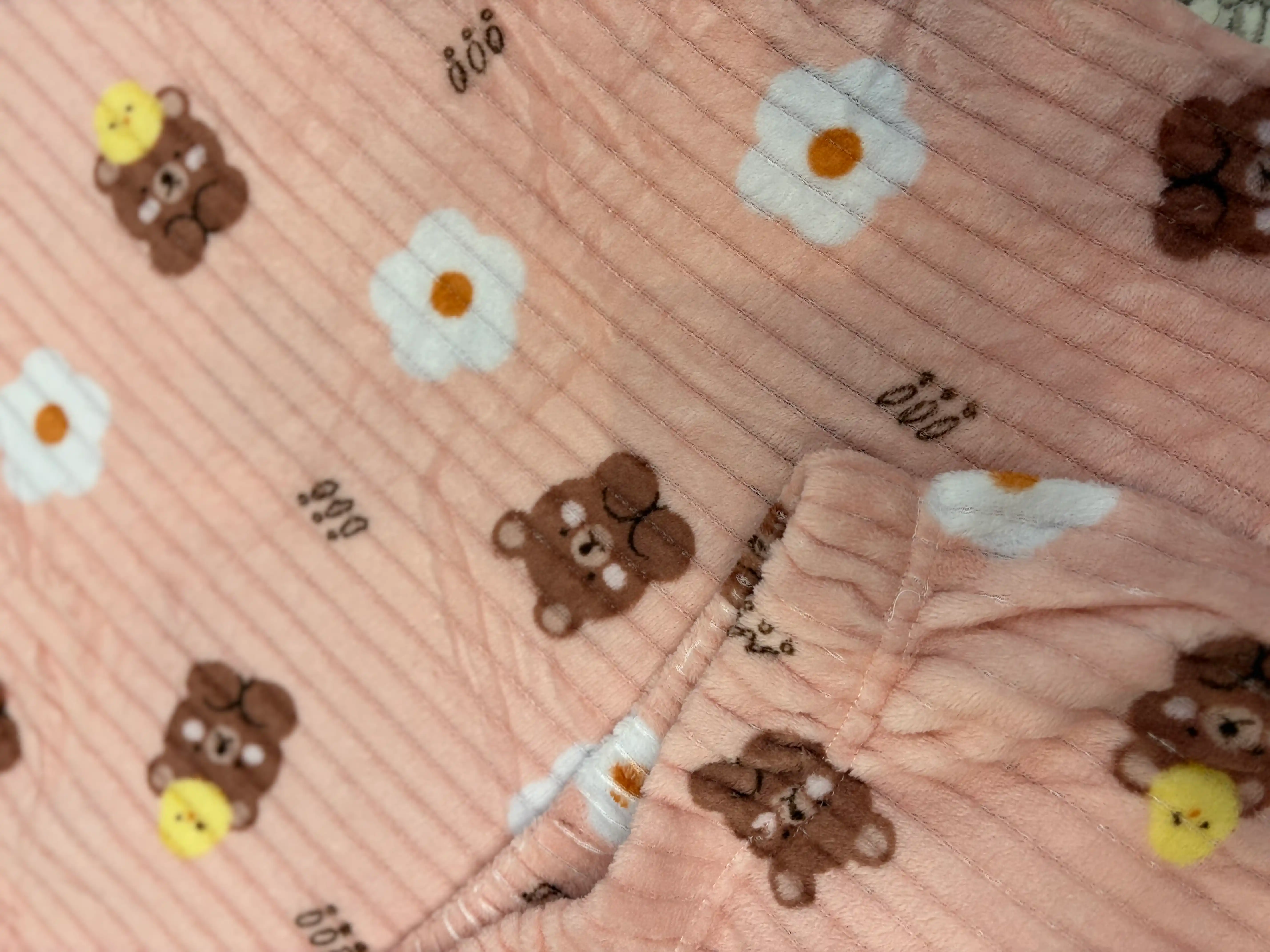 Ayollar uchun flisli uzun yengli pijama, g‘ijimcha fakturali, oddiy rangli va naqshli