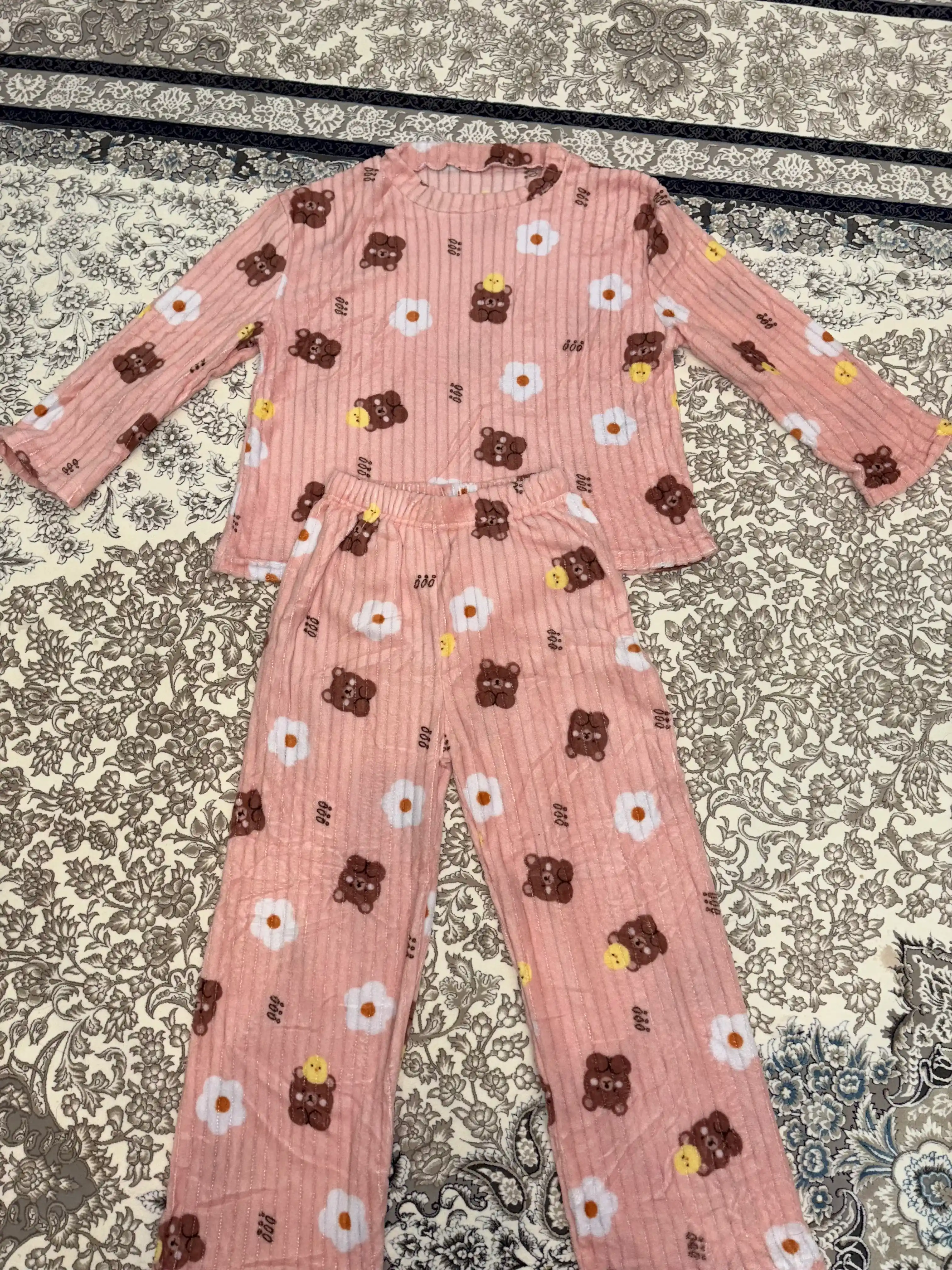 Ayollar uchun flisli uzun yengli pijama, g‘ijimcha fakturali, oddiy rangli va naqshli