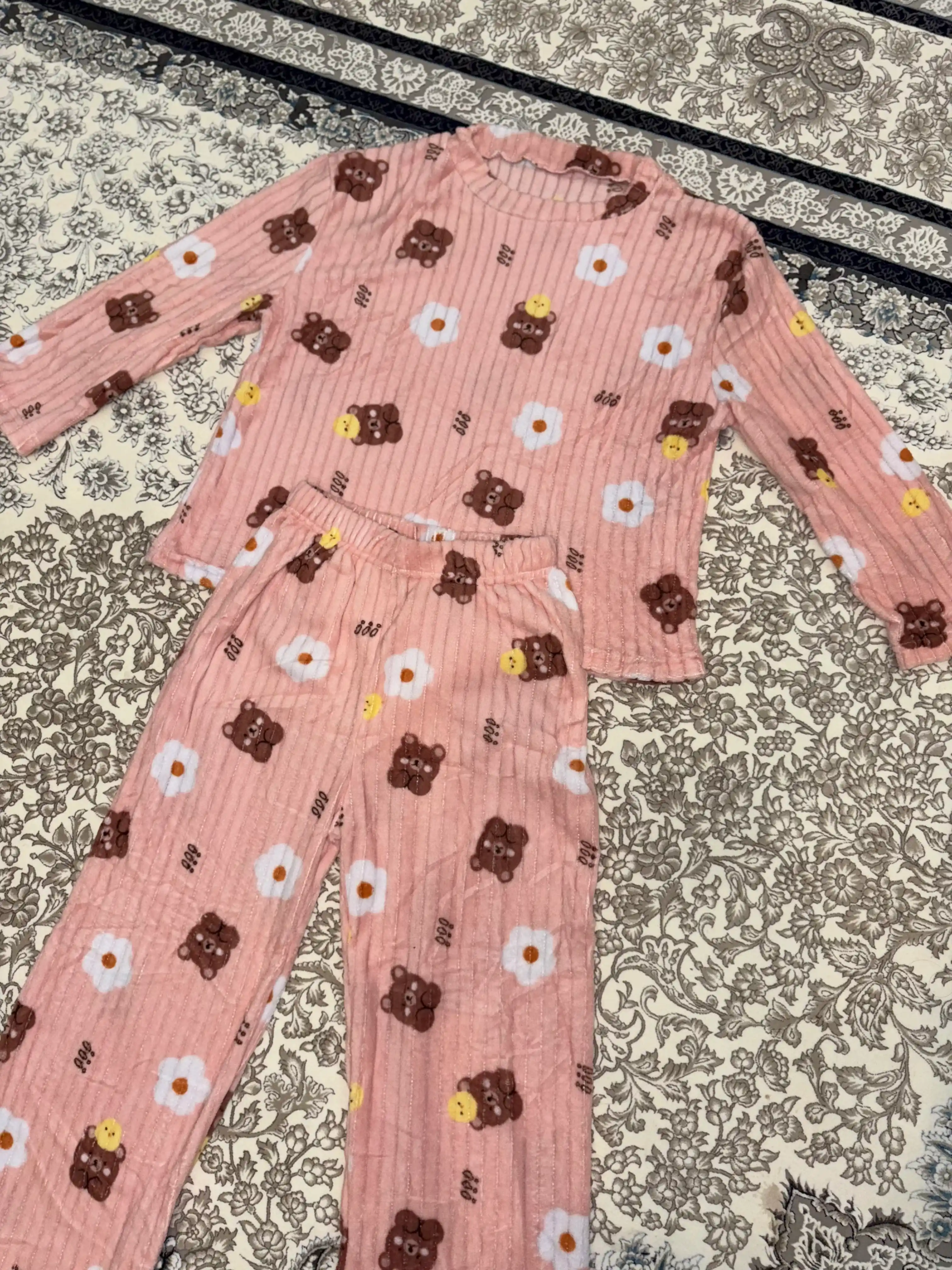 Ayollar uchun flisli uzun yengli pijama, g‘ijimcha fakturali, oddiy rangli va naqshli
