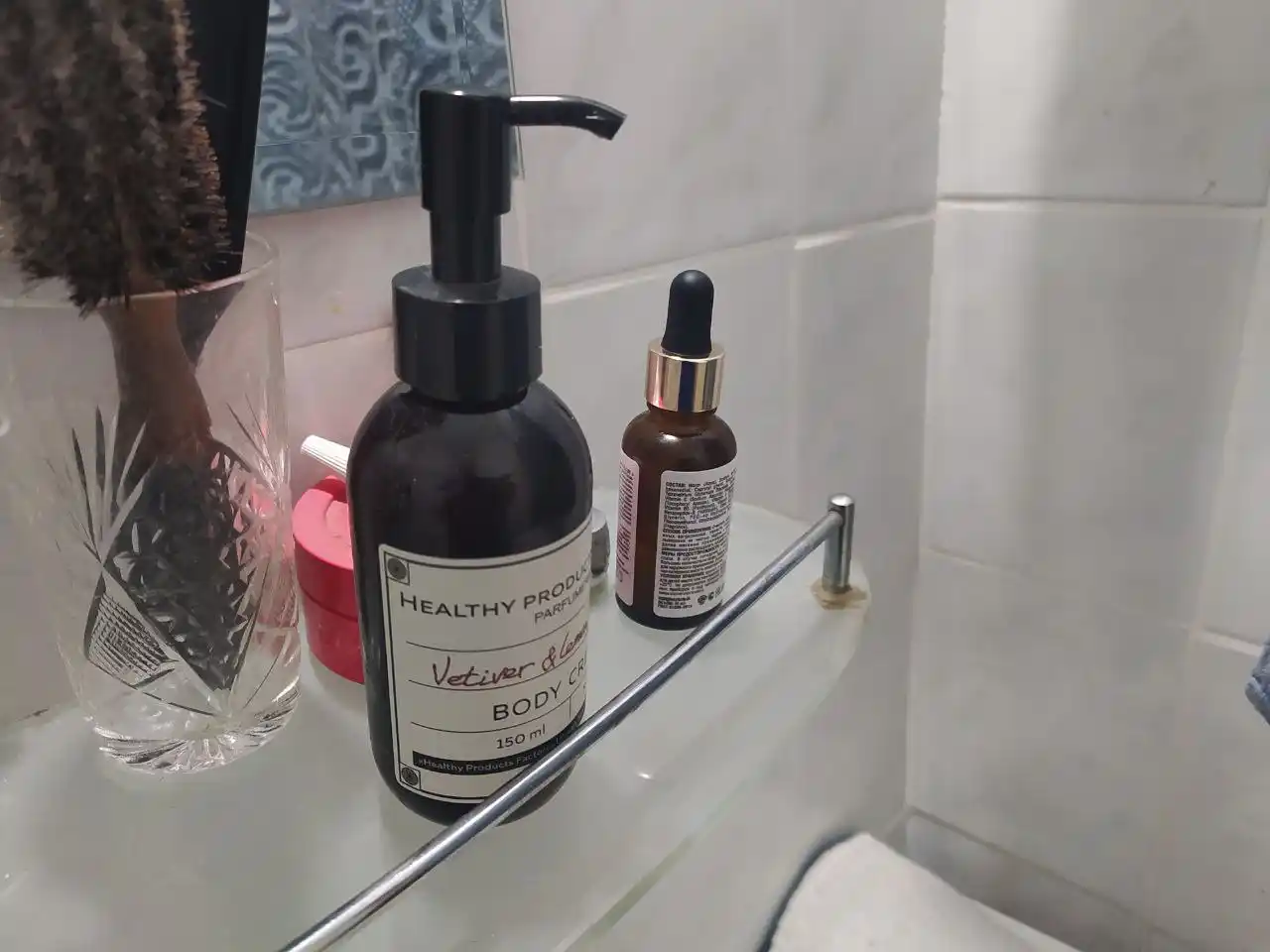 Tana va qo‘llar uchun xushbo‘y, namlantiruvchi, oziqlantiruvchi loson kremi, 150 ml