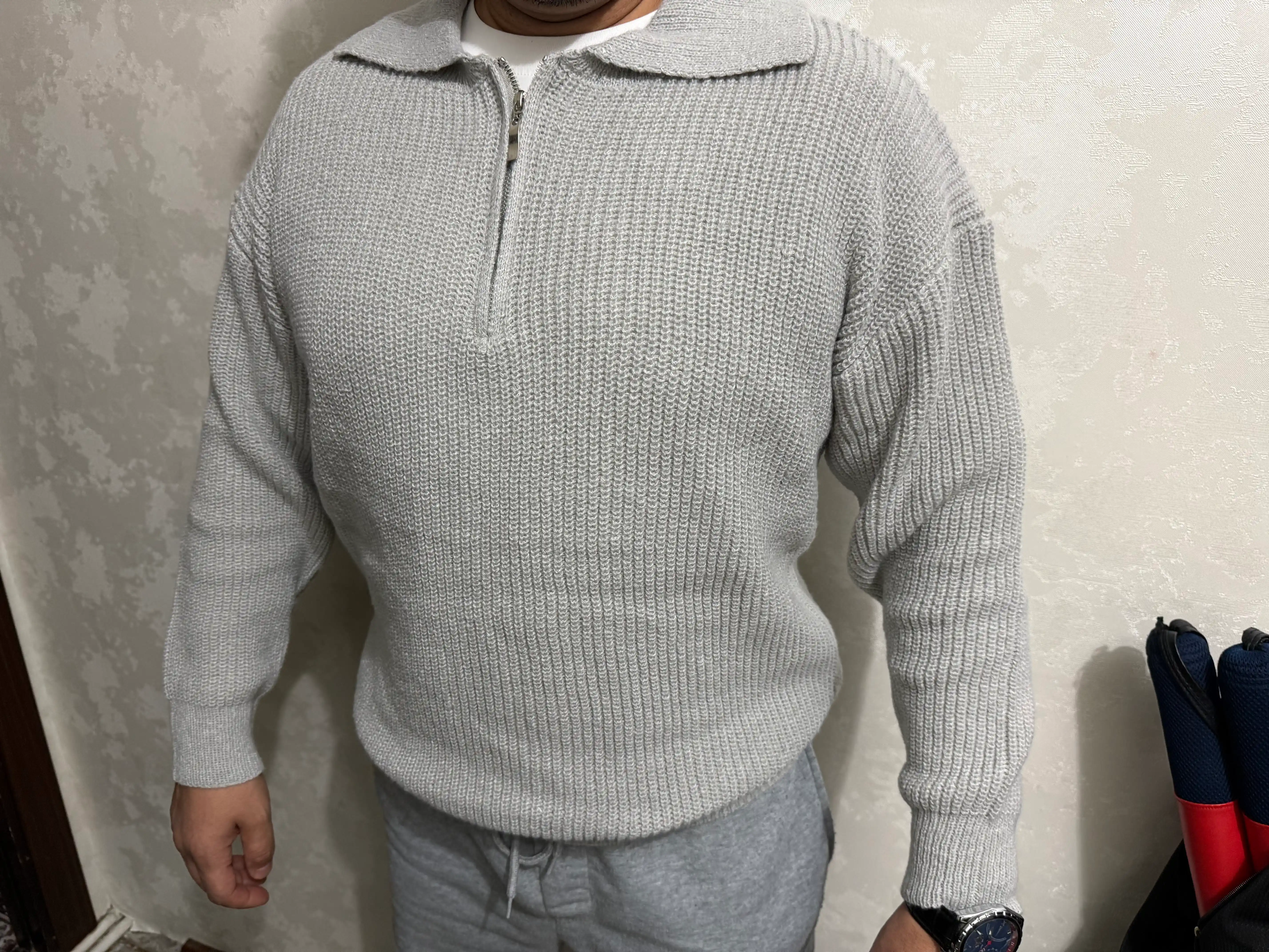 Erkaklar uchun yoqali yarim-zip trikotaj sviter, ribli, uzun yengli