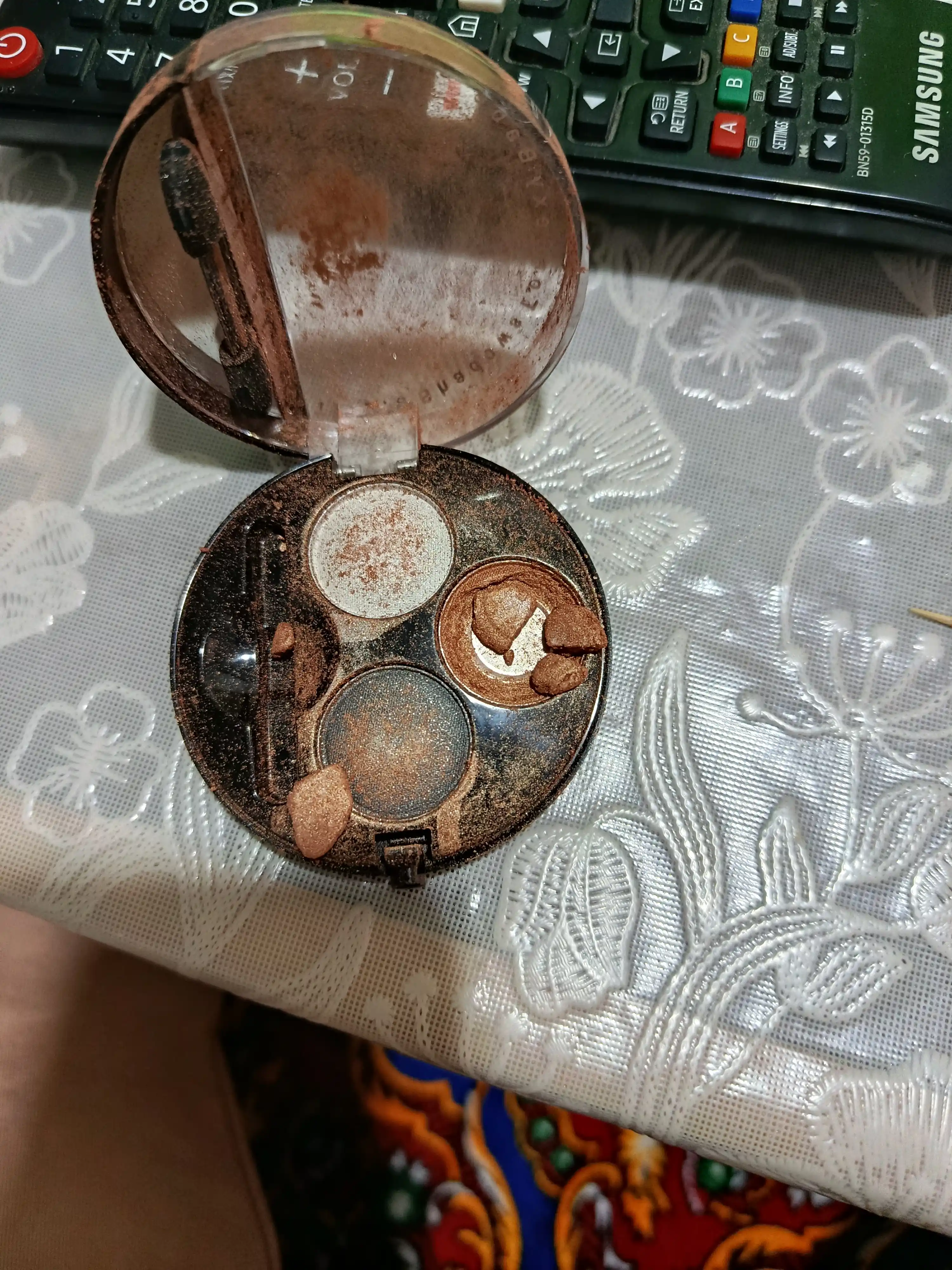 Тени для век